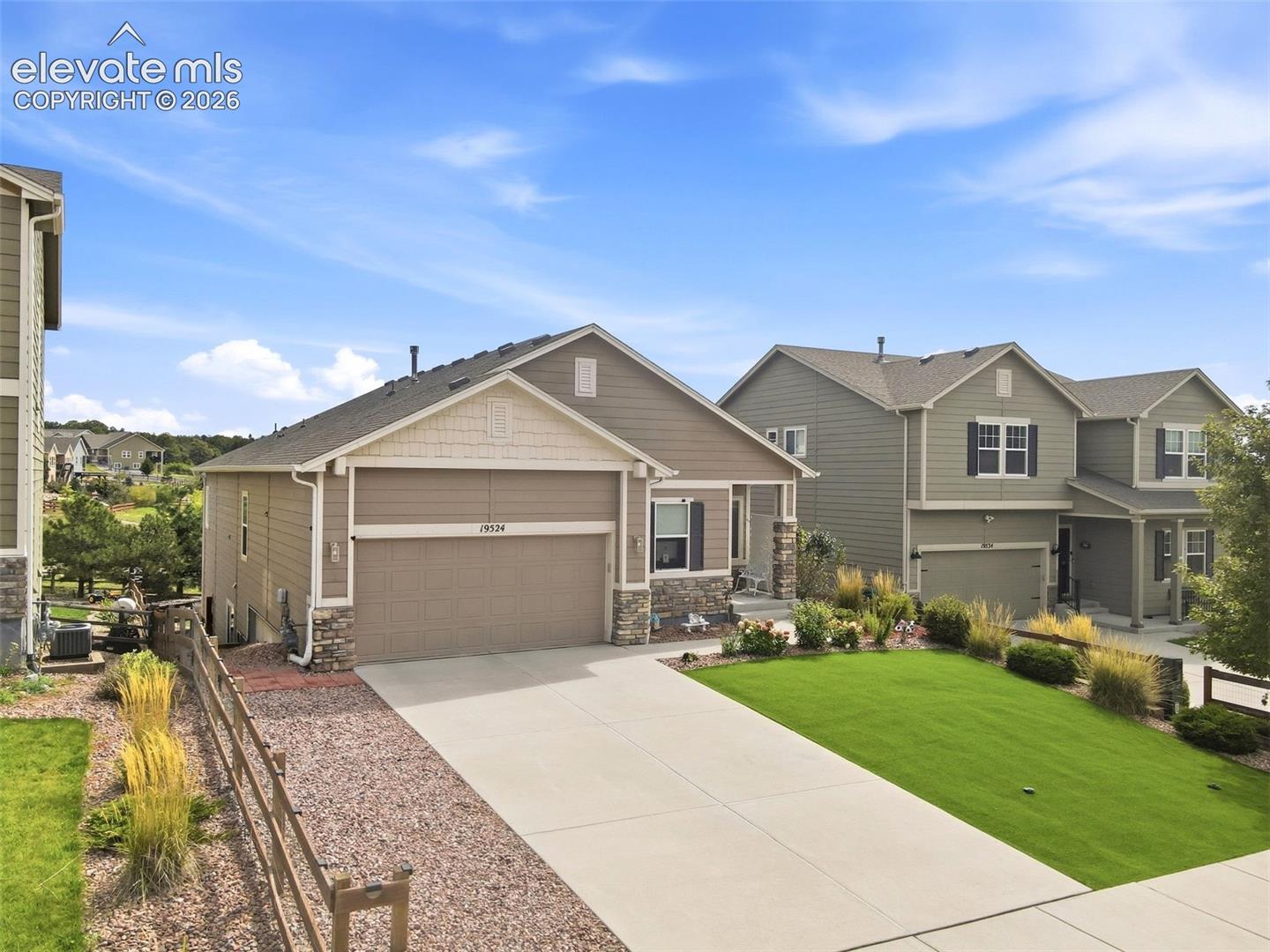 Listing photo 3 for 19524 Lindenmere Drive