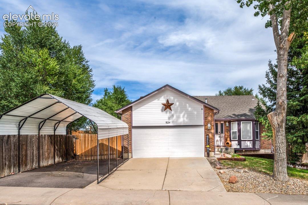 Listing photo 2 for 924 White Stone Way