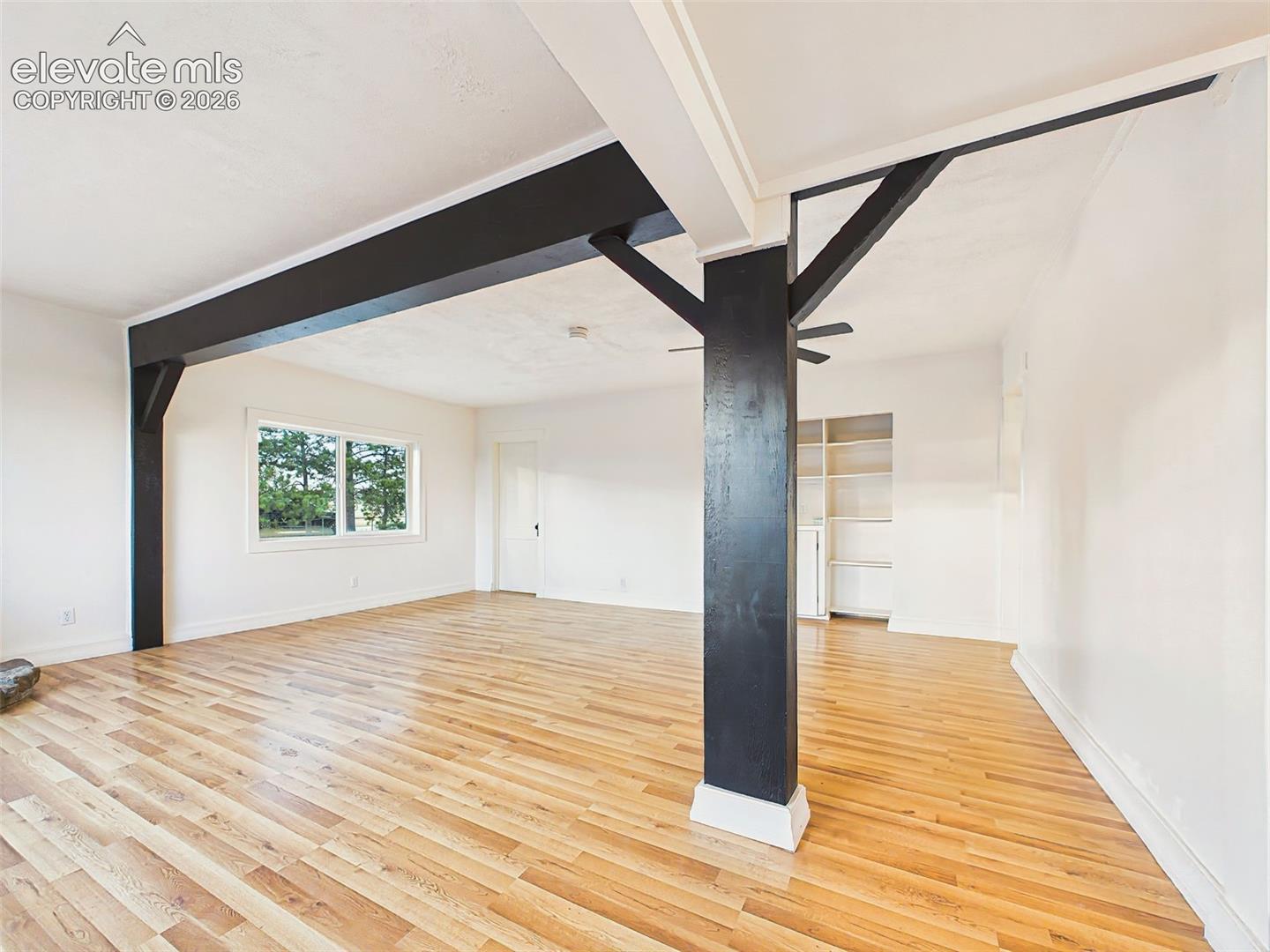 Listing photo 6 for 23015 Murphy Road