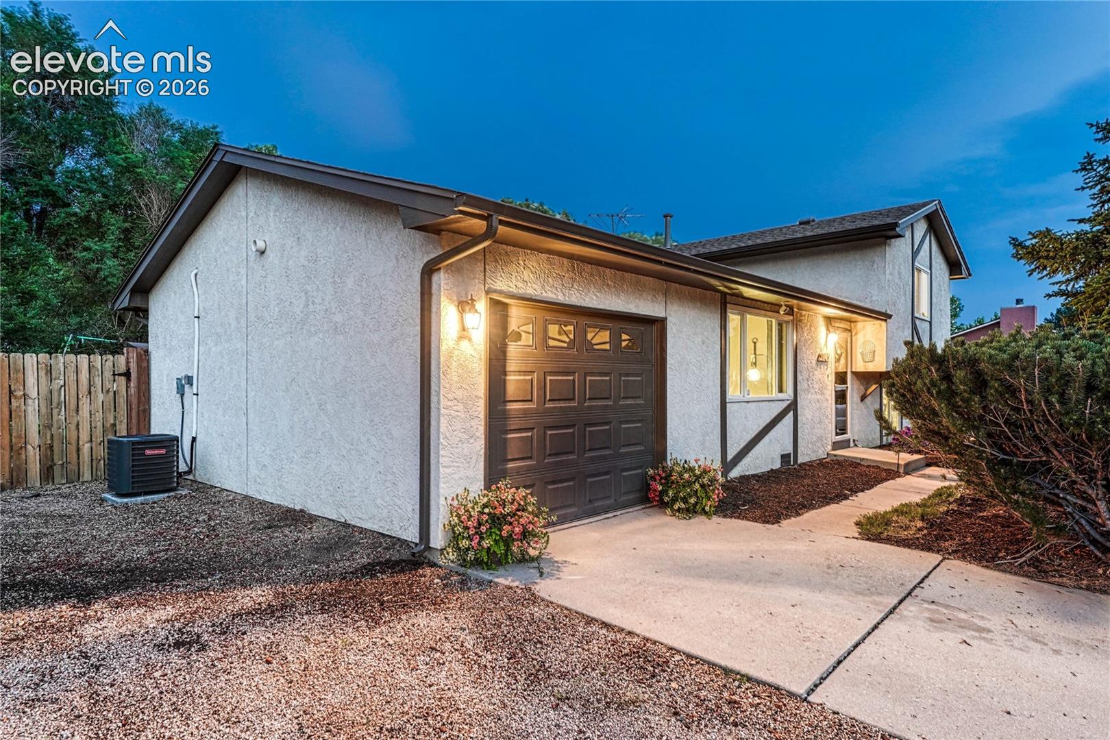 2045 Heathercrest Drive, photo 1