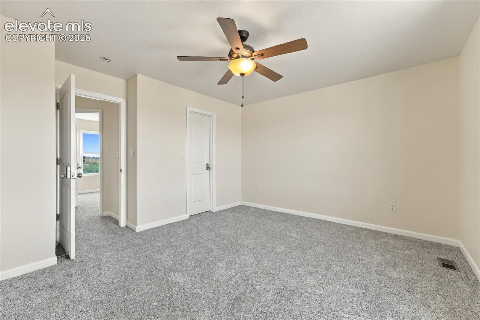 Listing photo 14 for 1385 N Challenger Drive