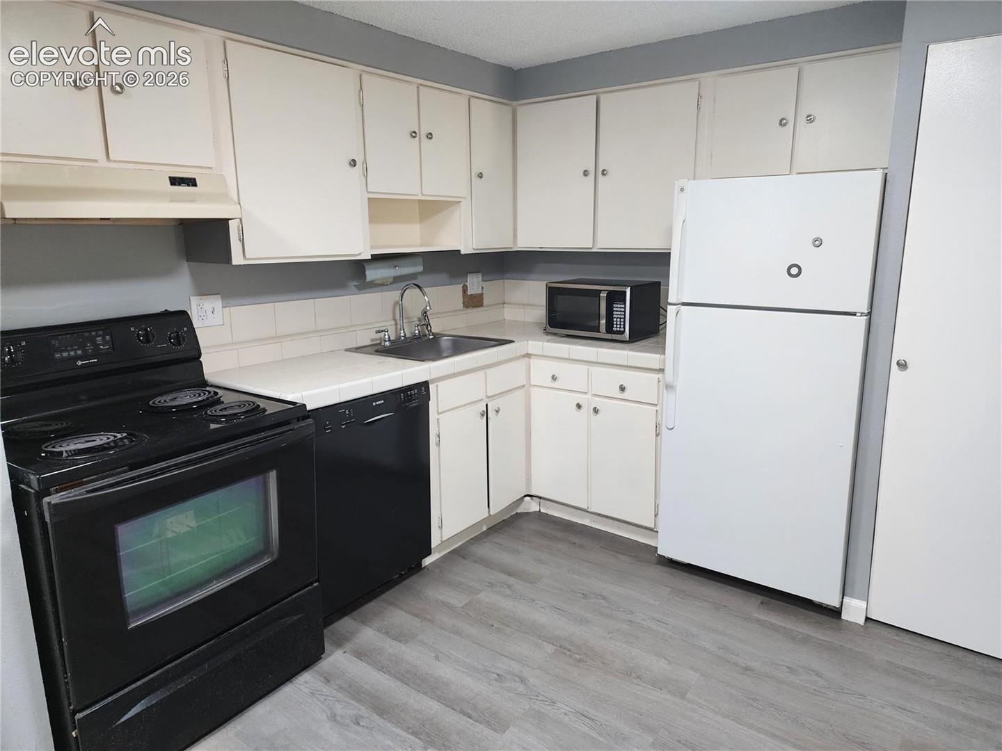 Listing photo 4 for 1306 S Parker Road 162
