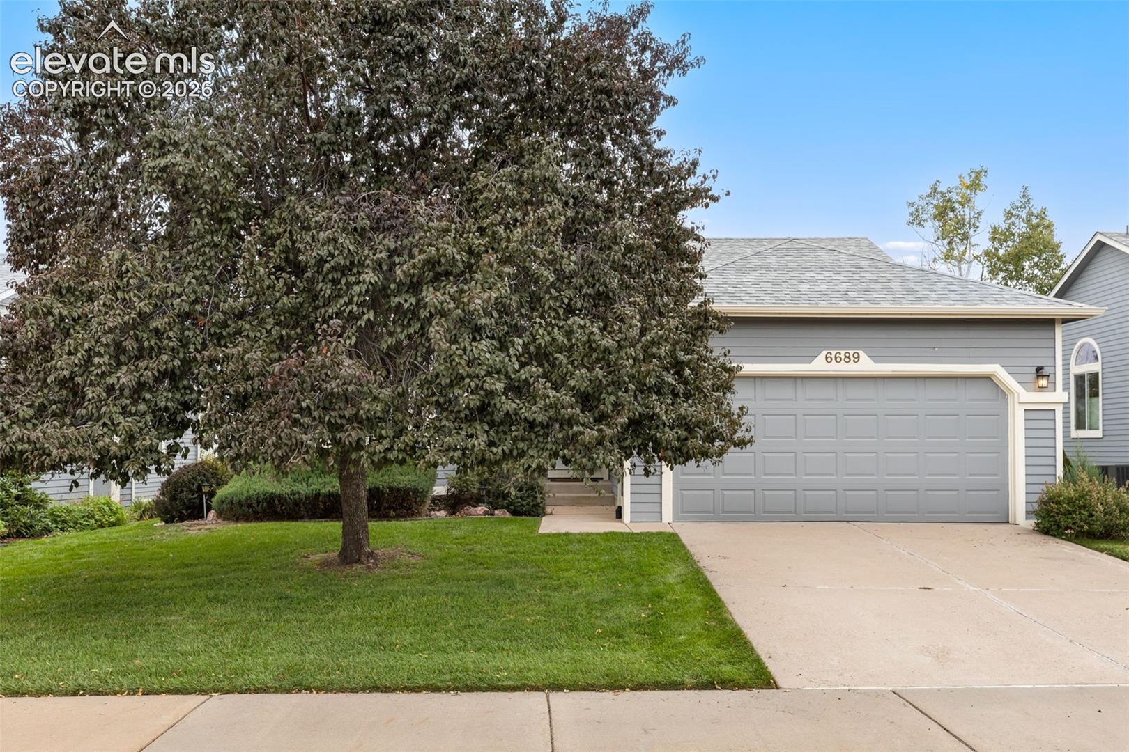 Listing photo 2 for 6689 Showhorse Court
