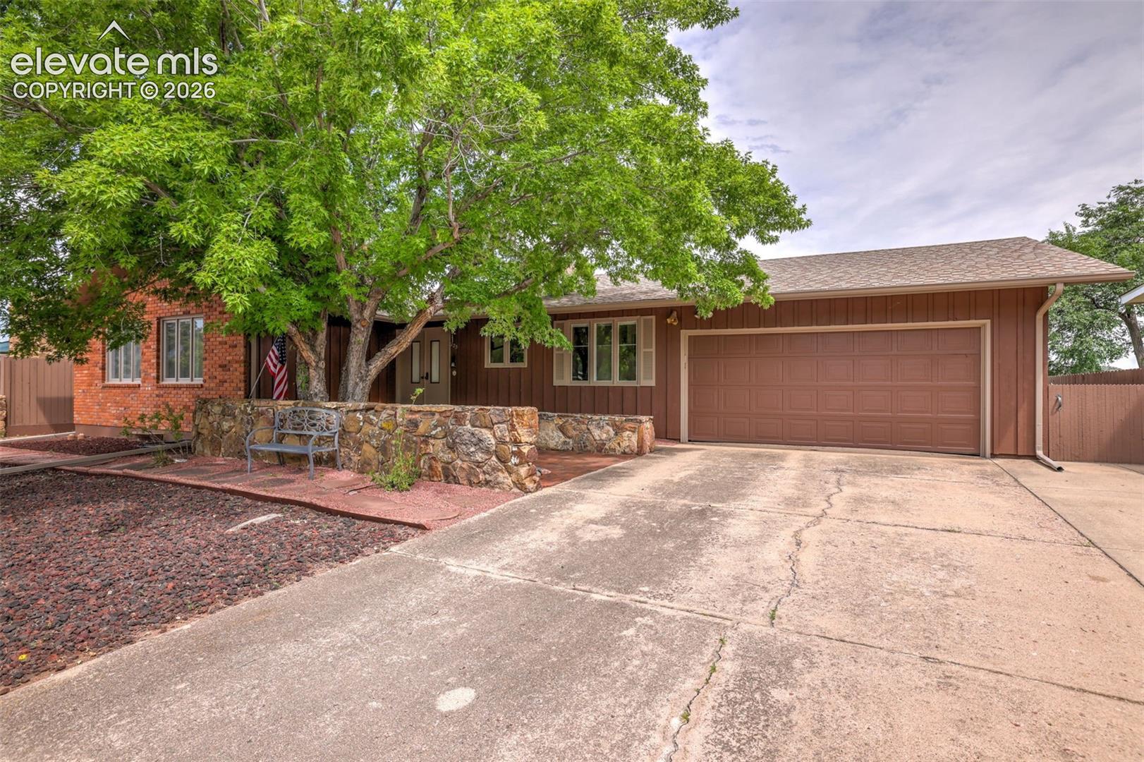 Listing photo 4 for 223 Crystal Hills Boulevard