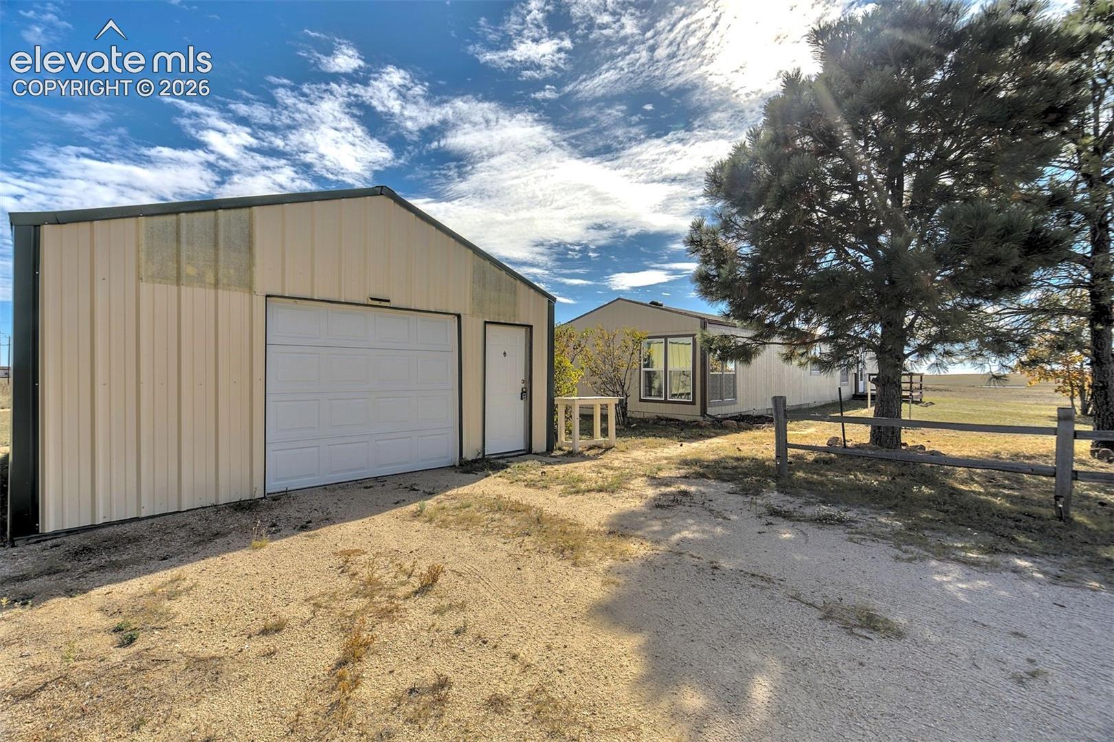 Listing photo 2 for 6375 Field View