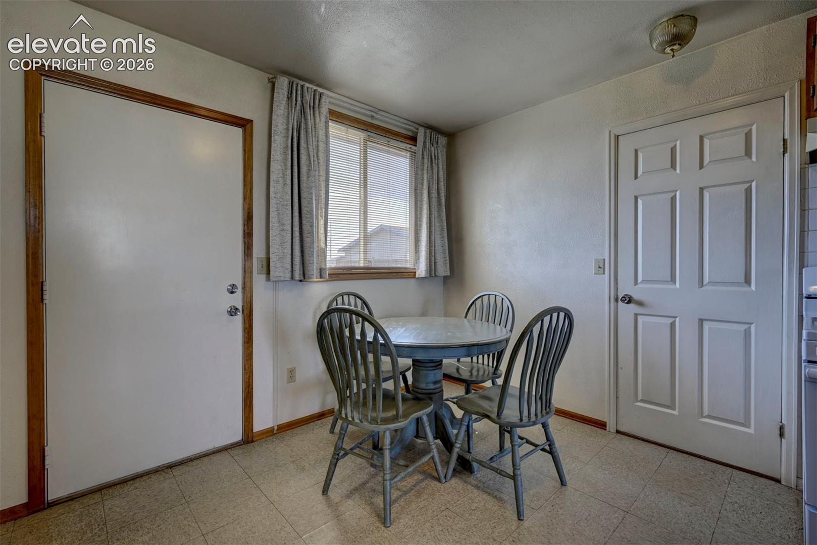 Listing photo 6 for 4125 Log Road