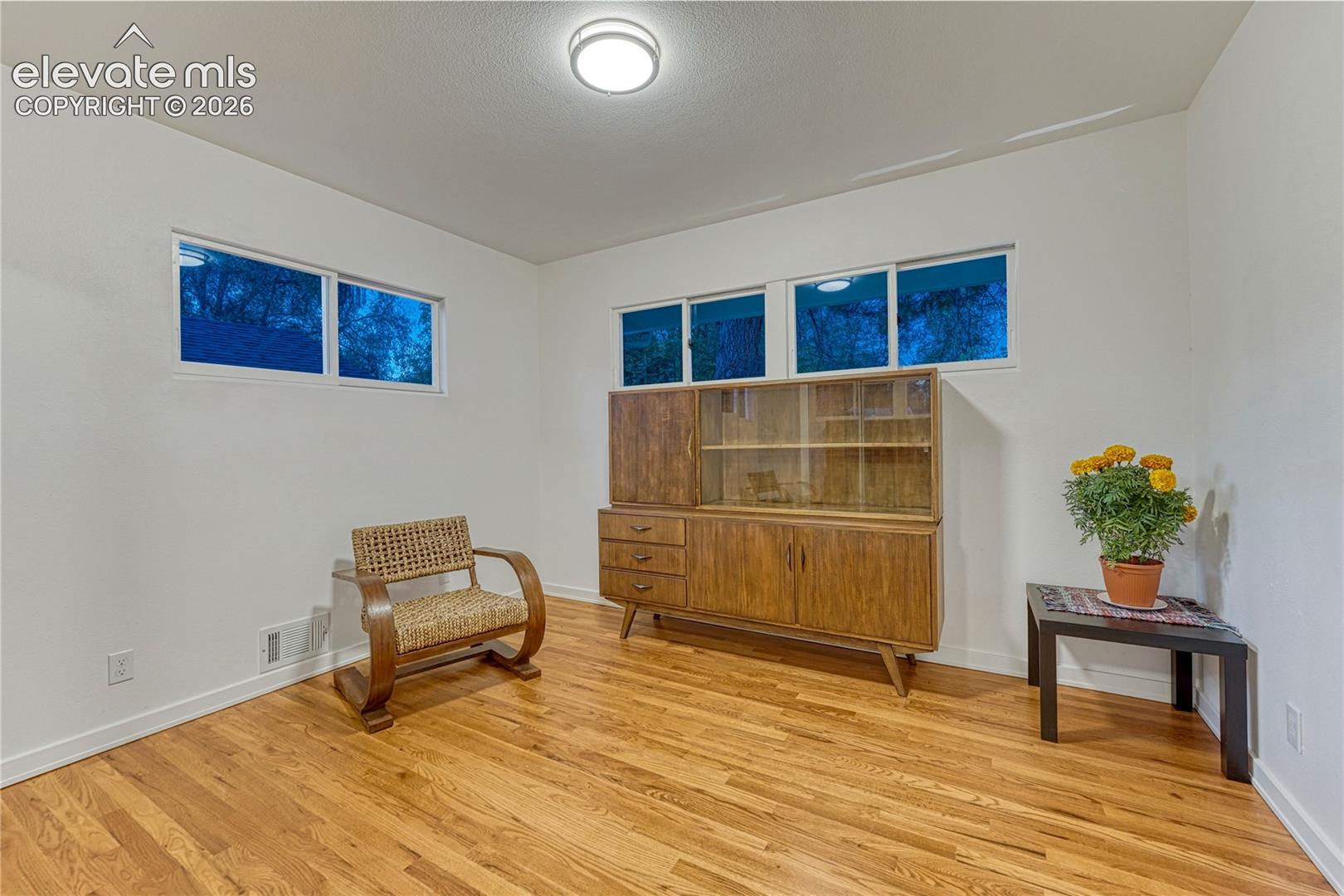 Listing photo 17 for 1221 E Madison Street