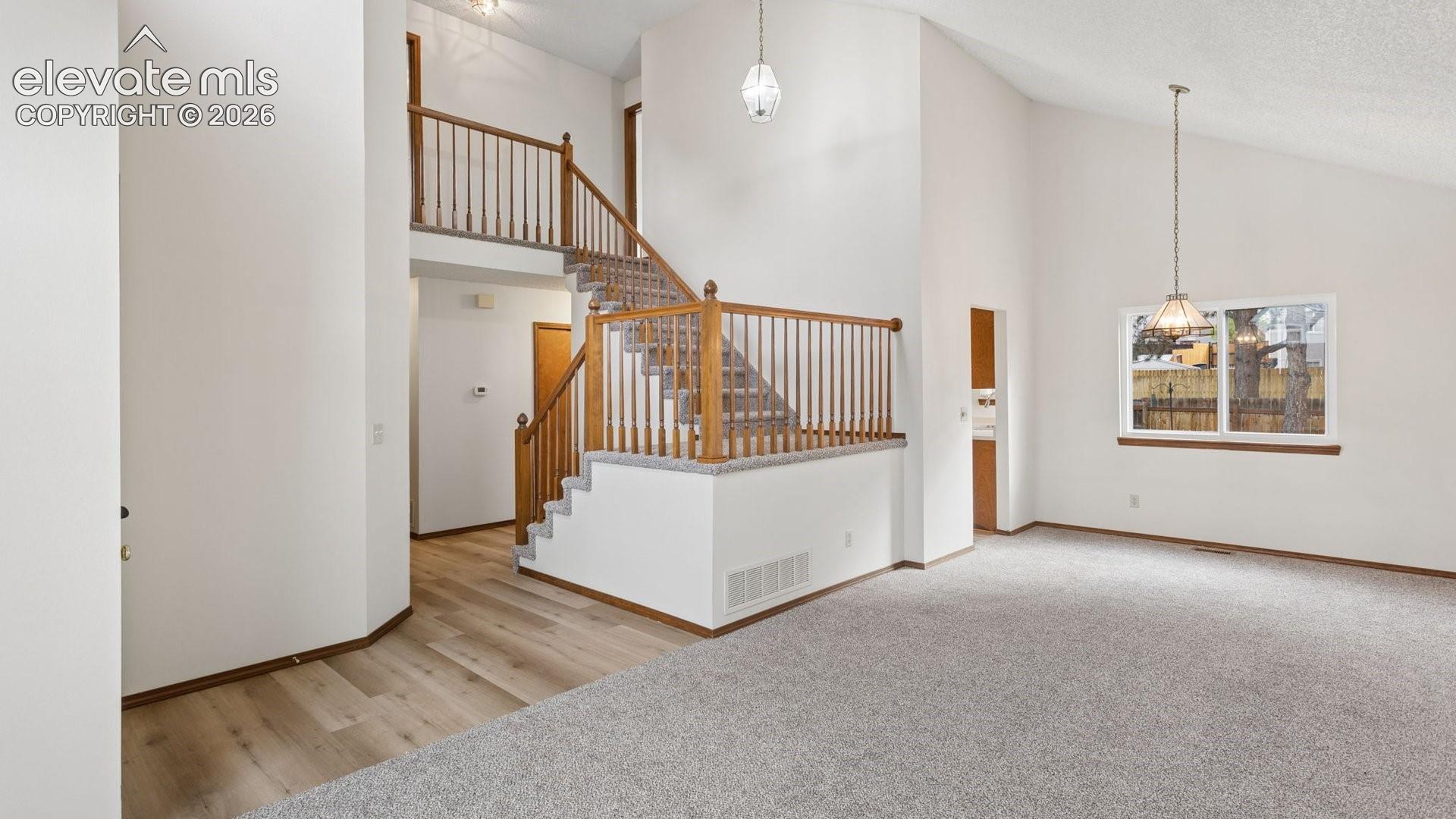 Listing photo 3 for 8335 Ilex Drive