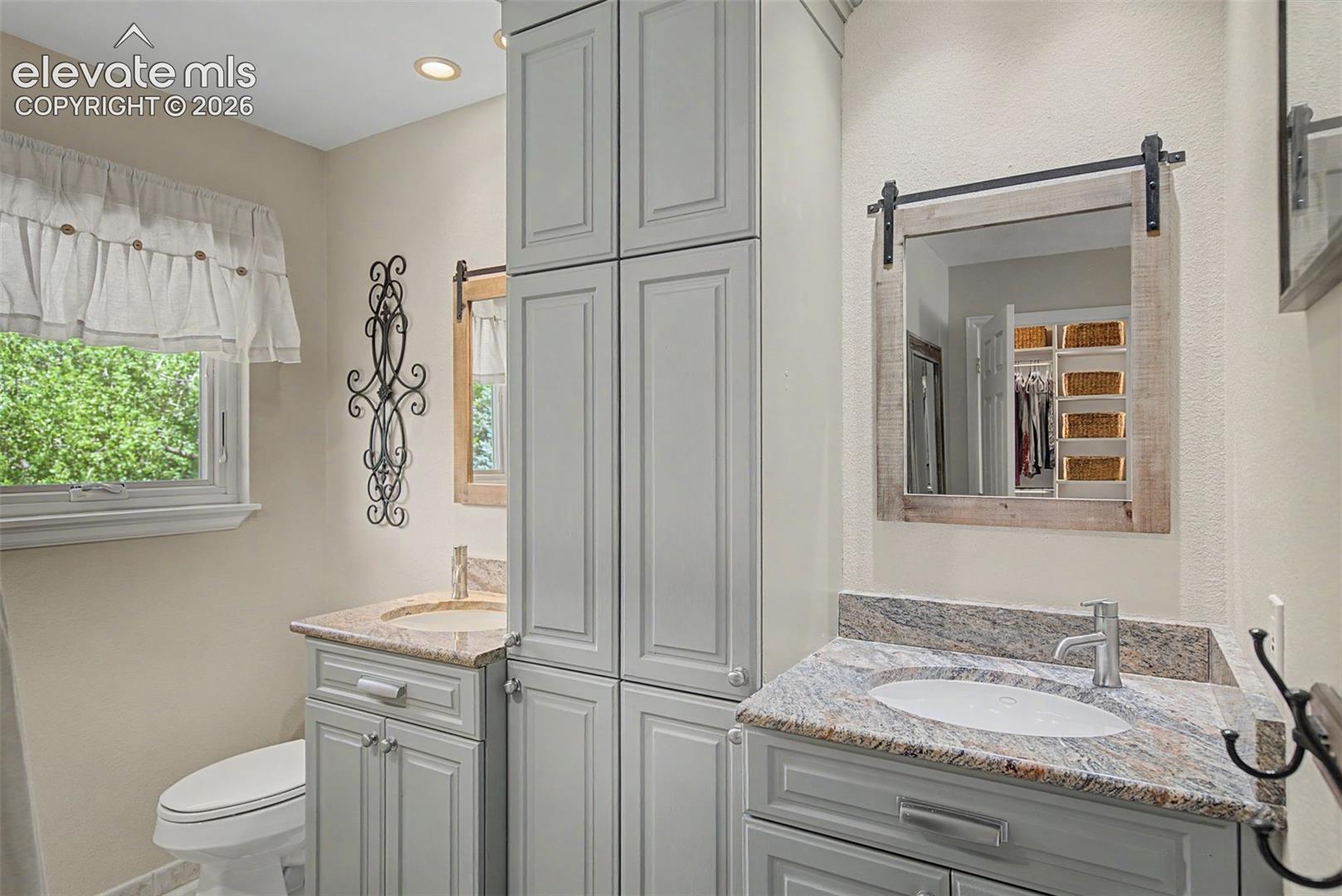 Listing photo 25 for 216 W Cheyenne Mountain Boulevard