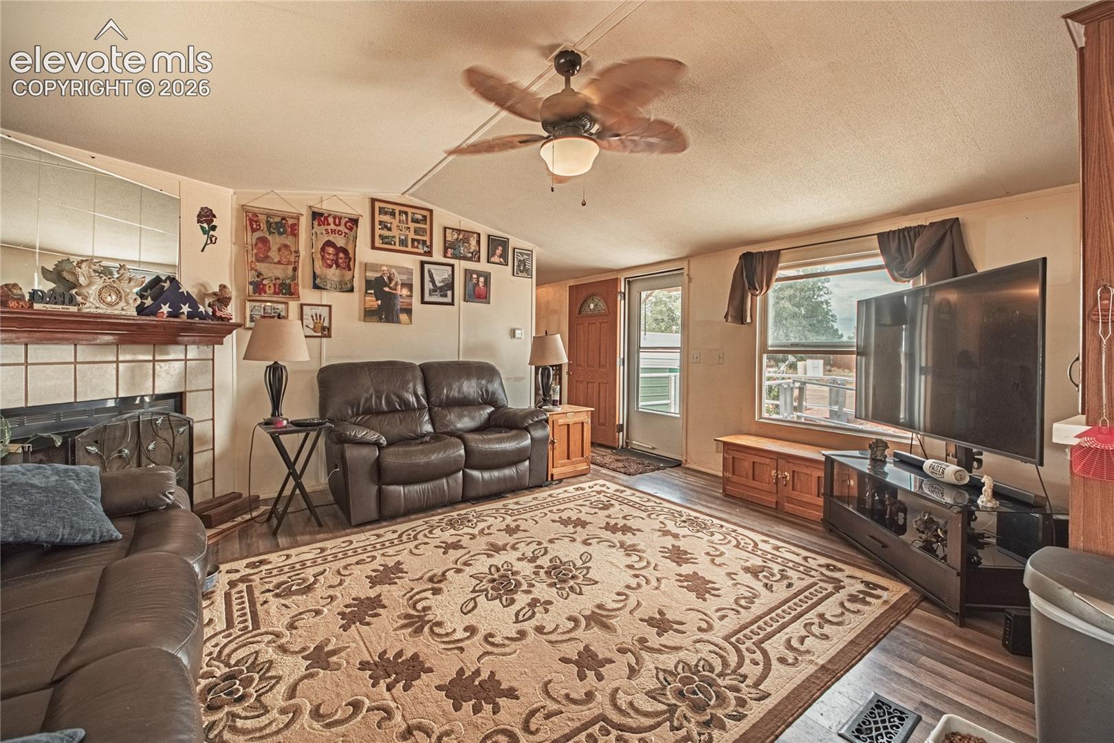 Listing photo 5 for 23735 Fleet Street
