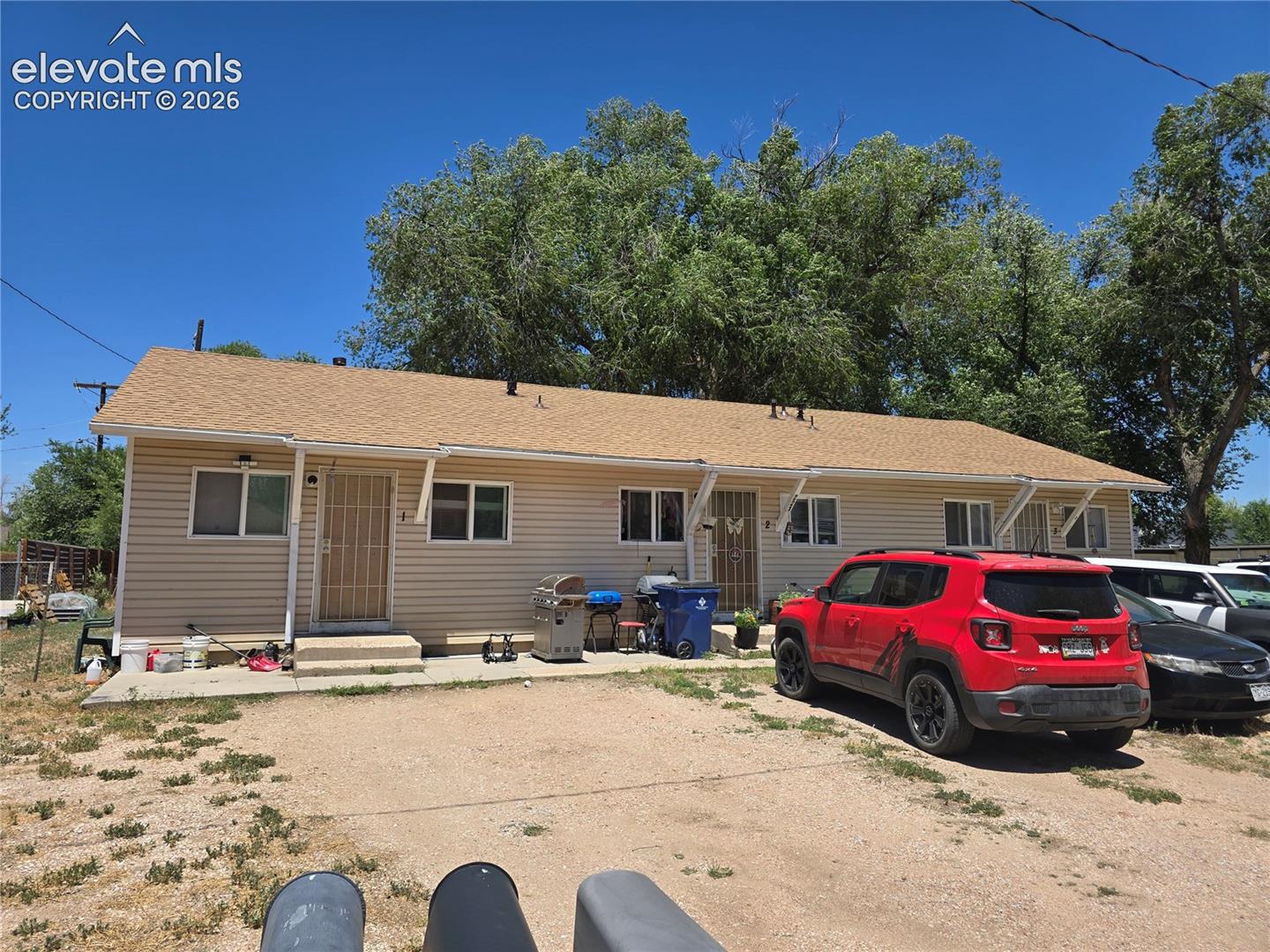 Listing photo 2 for 221 E Iowa Avenue