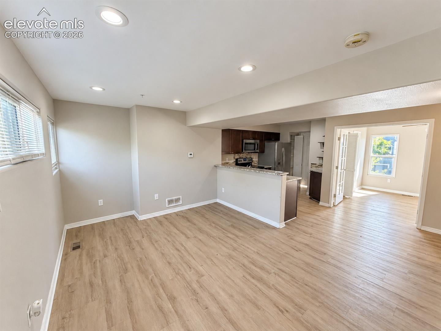Listing photo 7 for 320 E Ohio Avenue