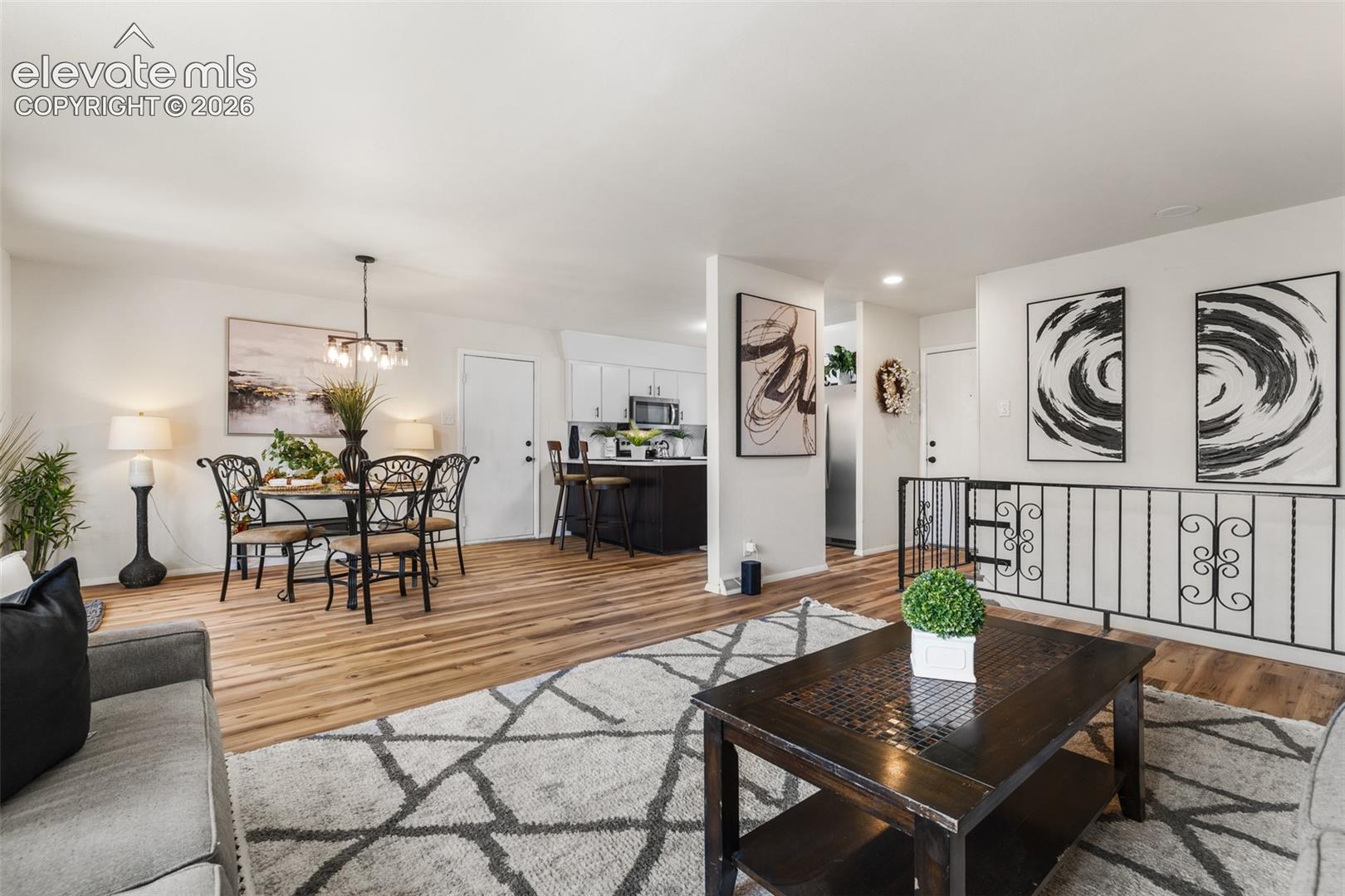Listing photo 4 for 1818 Maplewood Drive