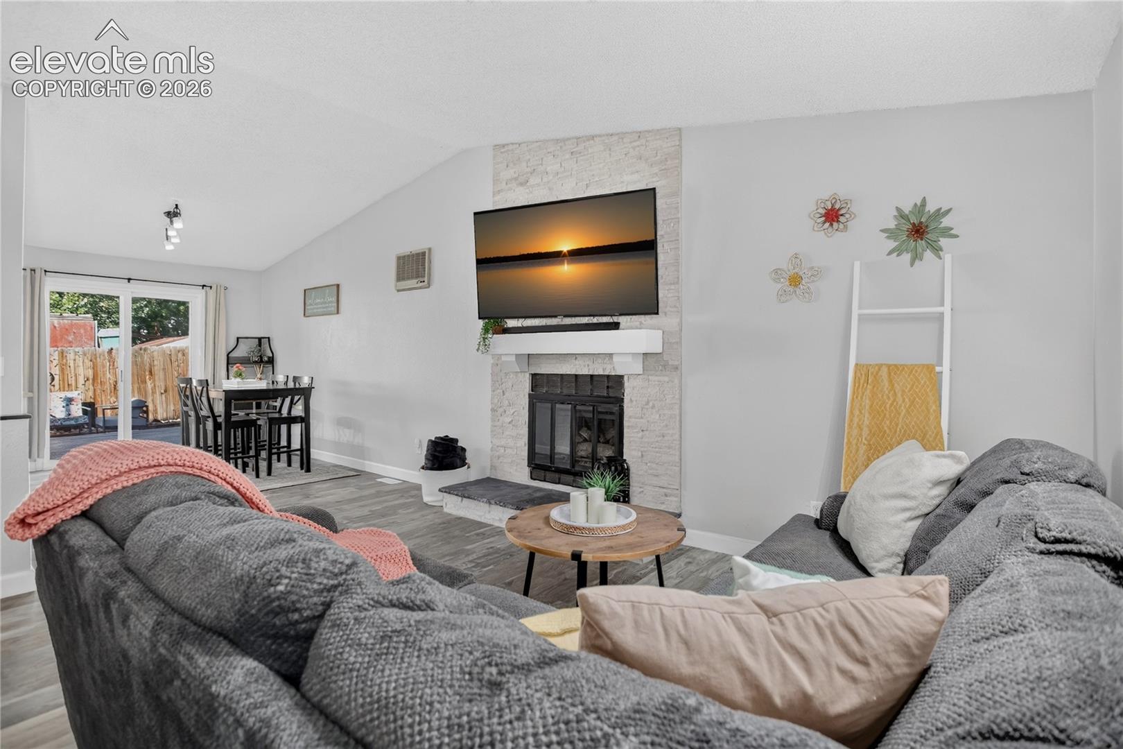 Listing photo 4 for 2250 Heathercrest Drive