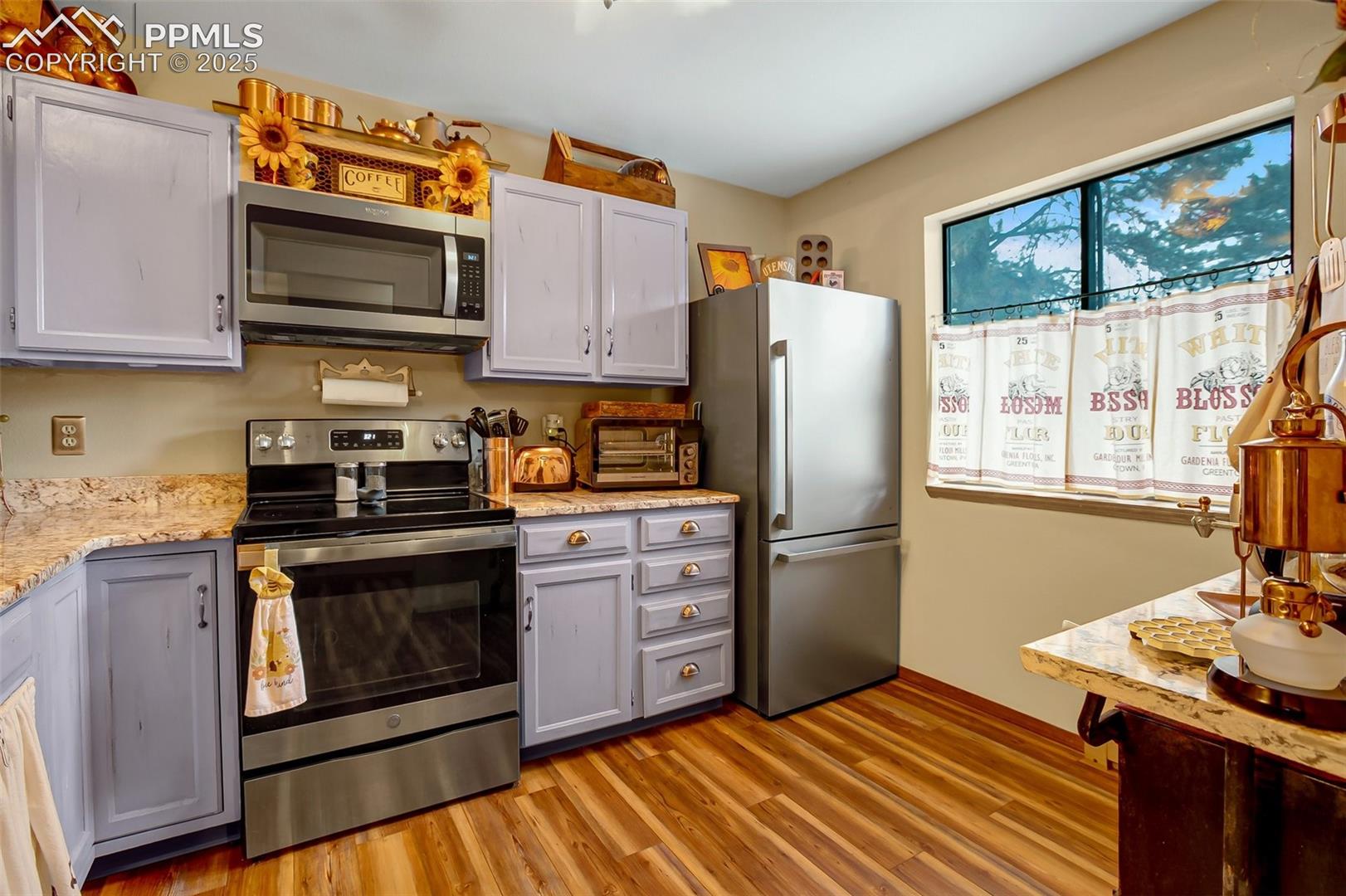 Listing photo 14 for 560 Manor Court A