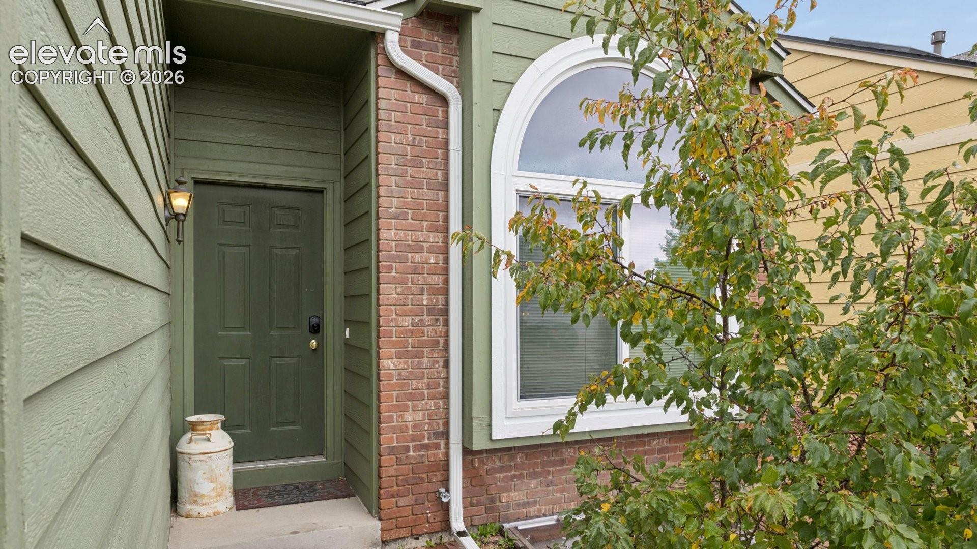 Listing photo 2 for 8335 Ilex Drive