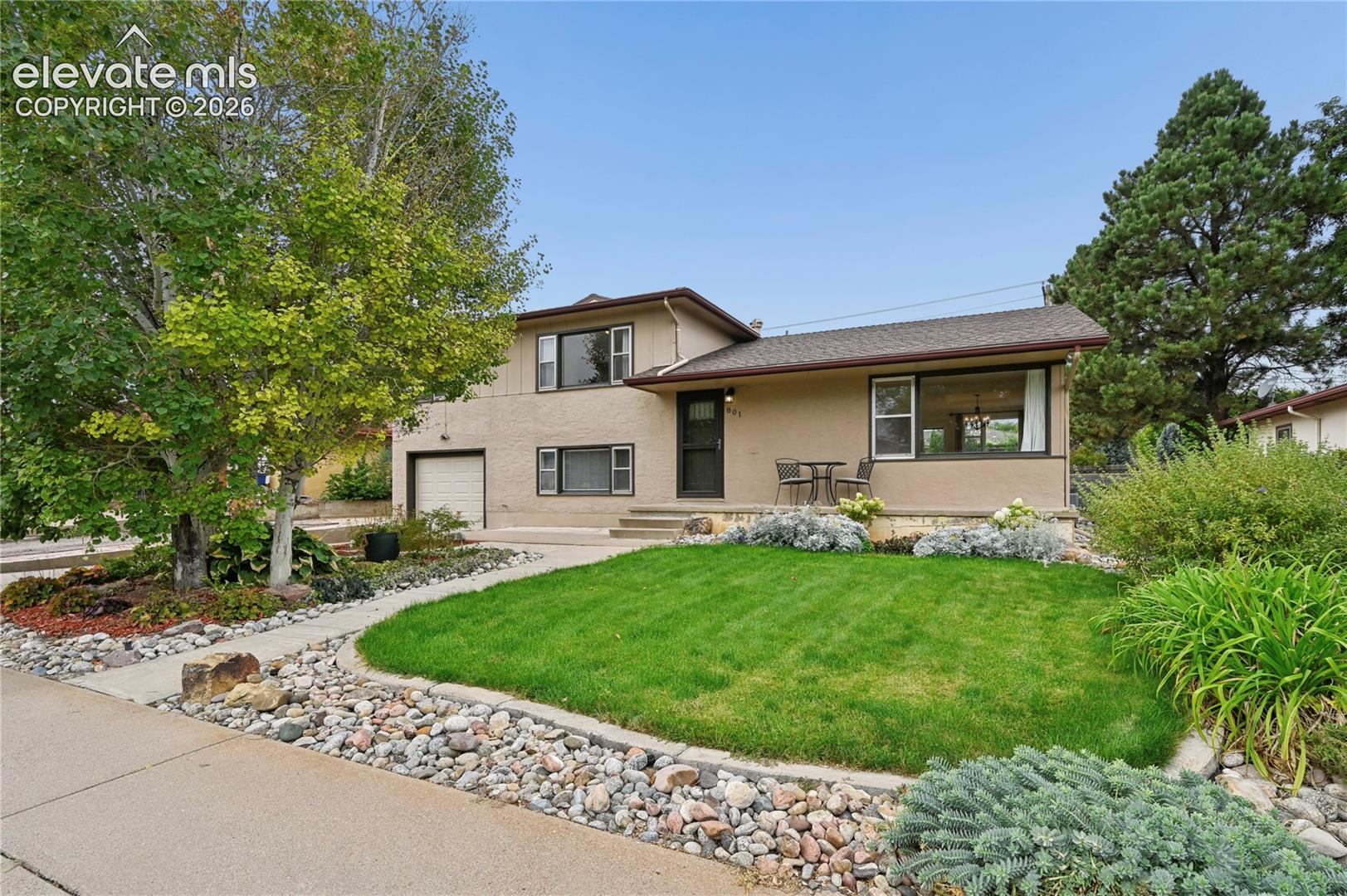 Listing photo 2 for 801 Westacres Avenue