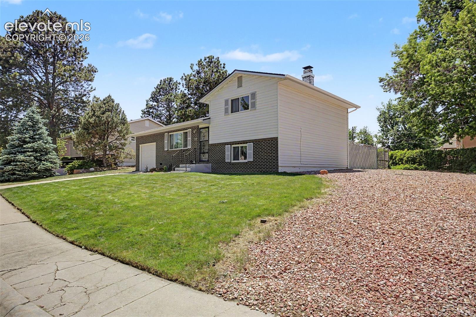 Listing photo 6 for 712 Lansing Drive