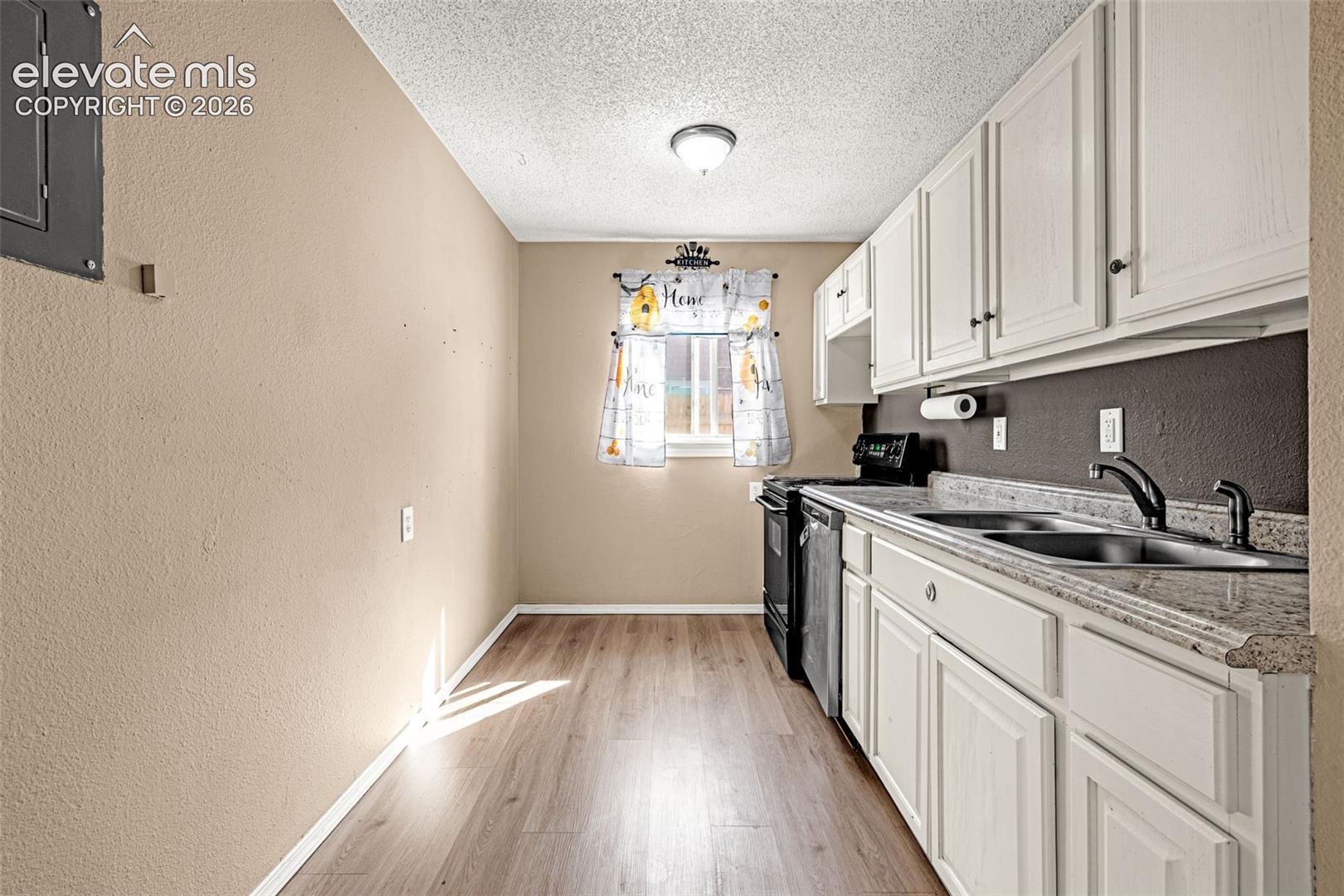 Listing photo 8 for 1933 Hallam Avenue