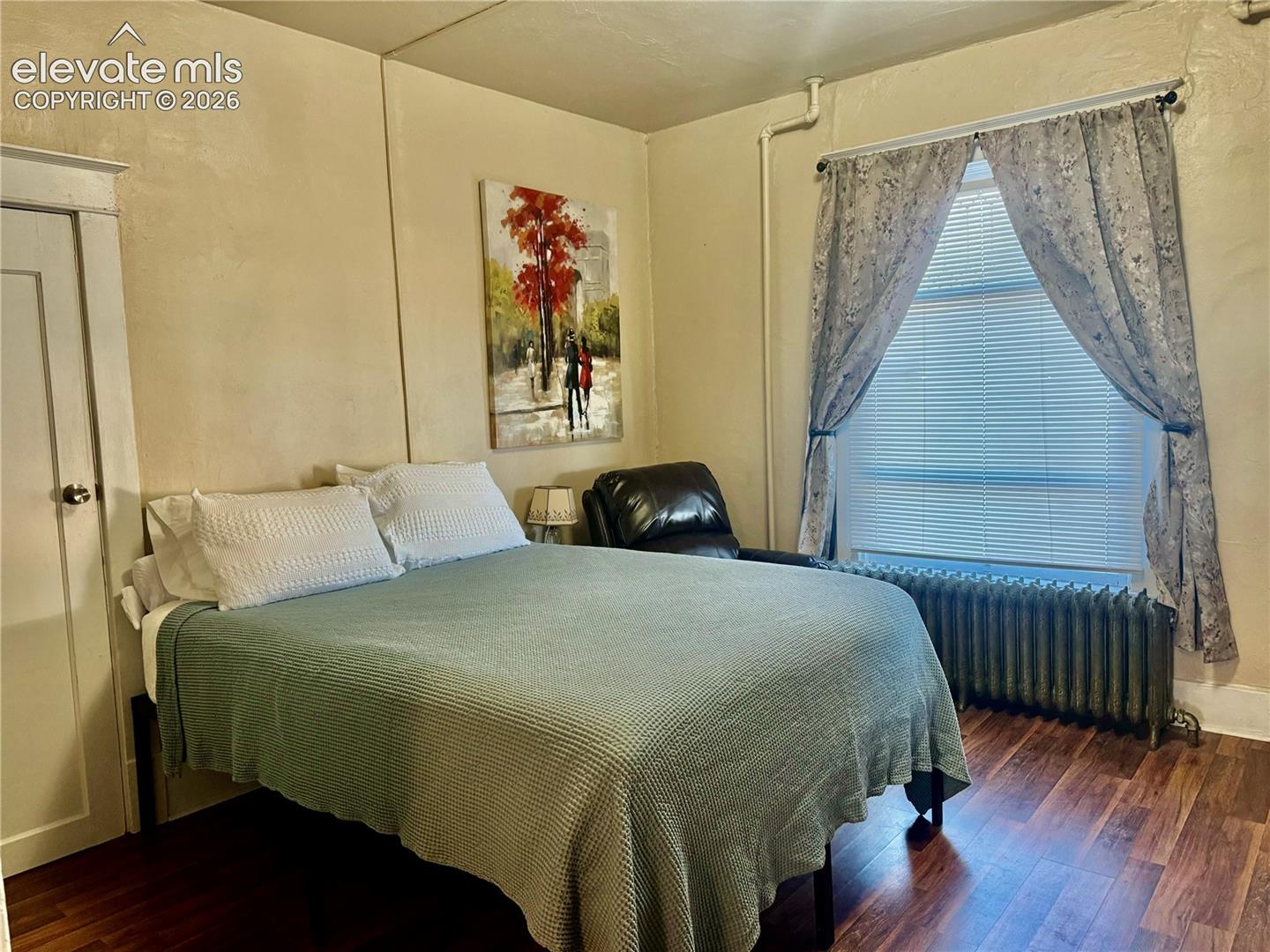 Listing photo 4 for 204 W 15th Street