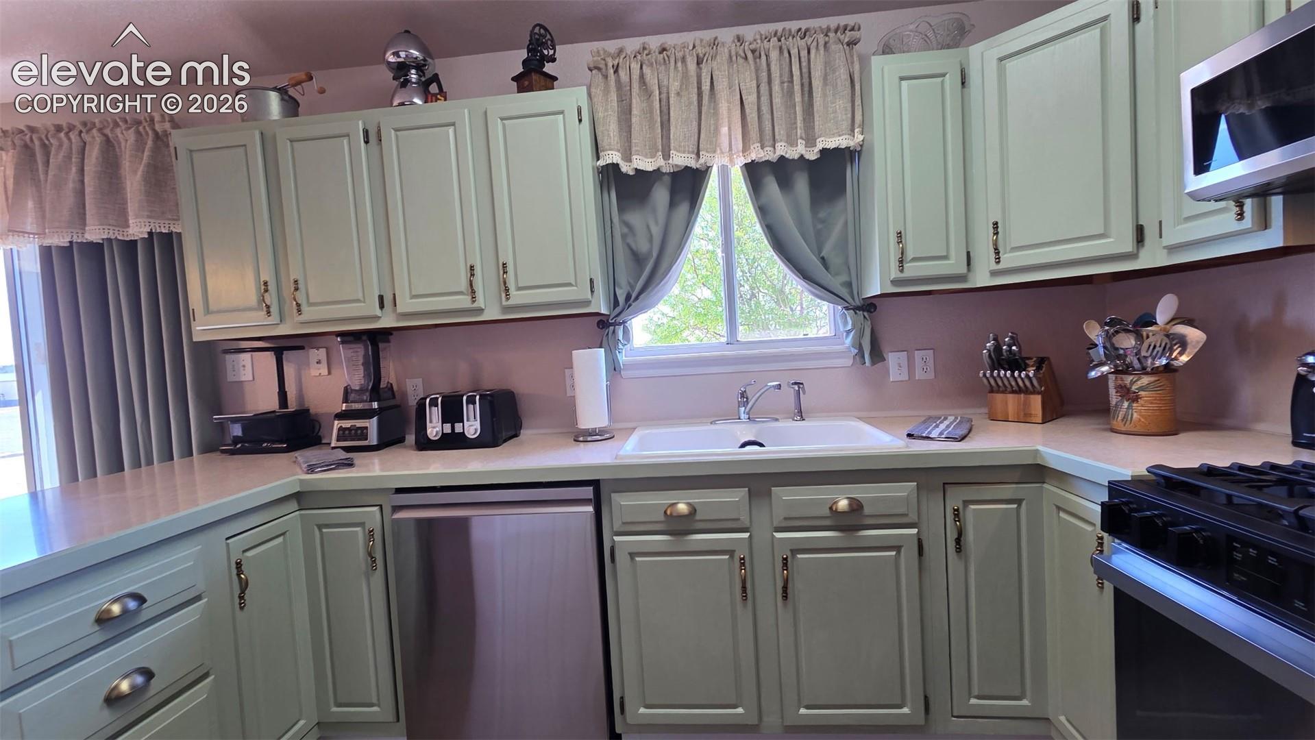 Listing photo 4 for 480 S Tejon Avenue