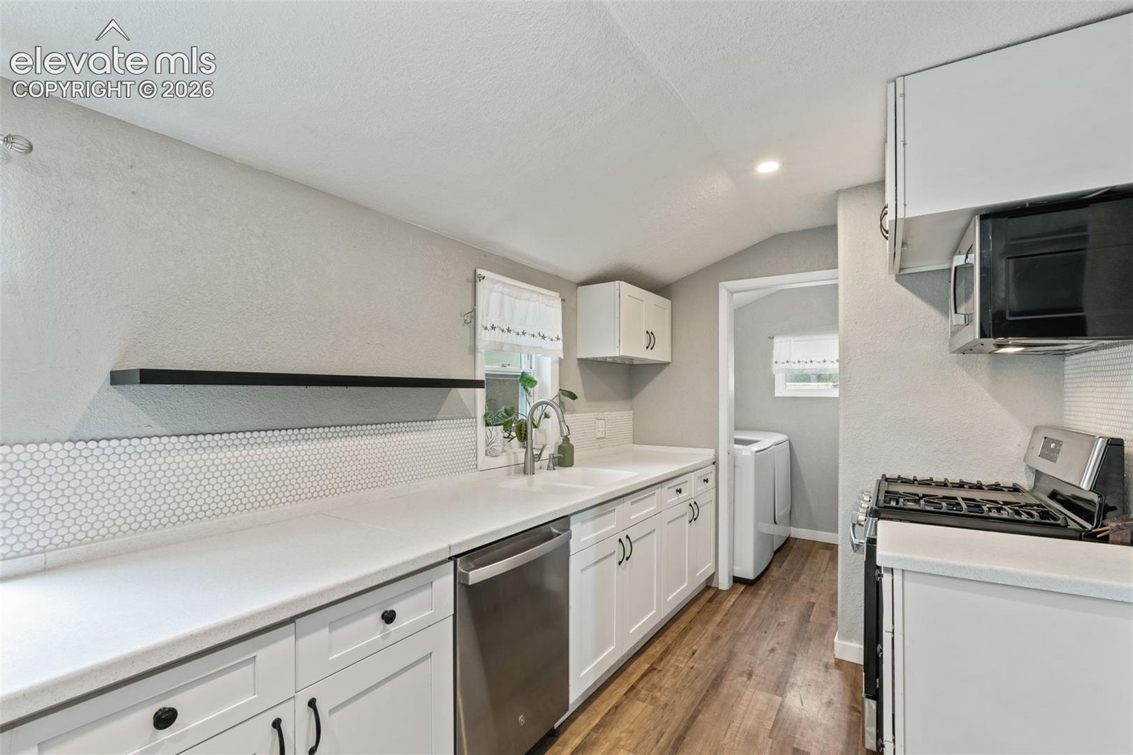 Listing photo 3 for 1726 E Evans Avenue