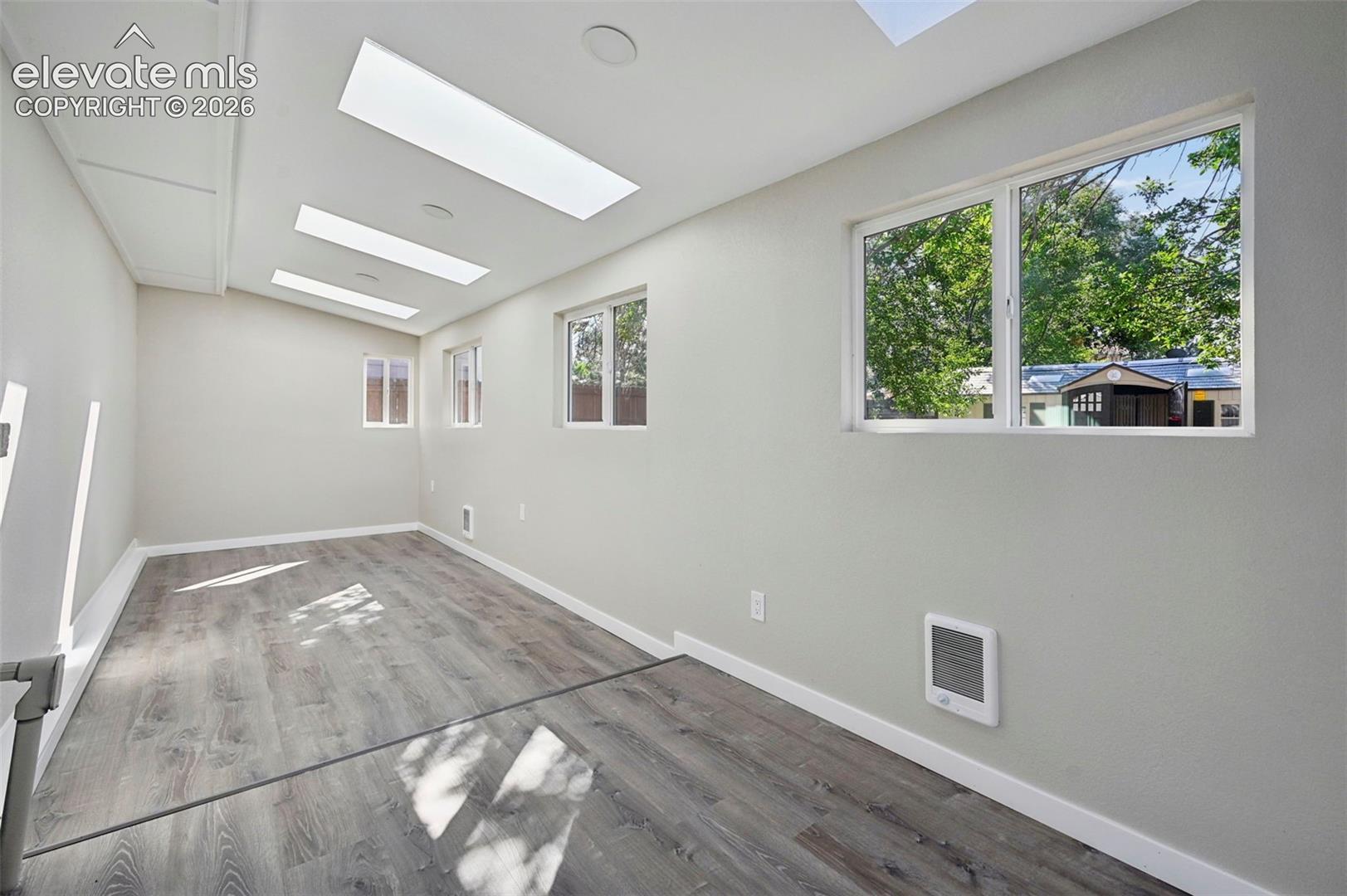 Listing photo 13 for 7313 Colonial Drive