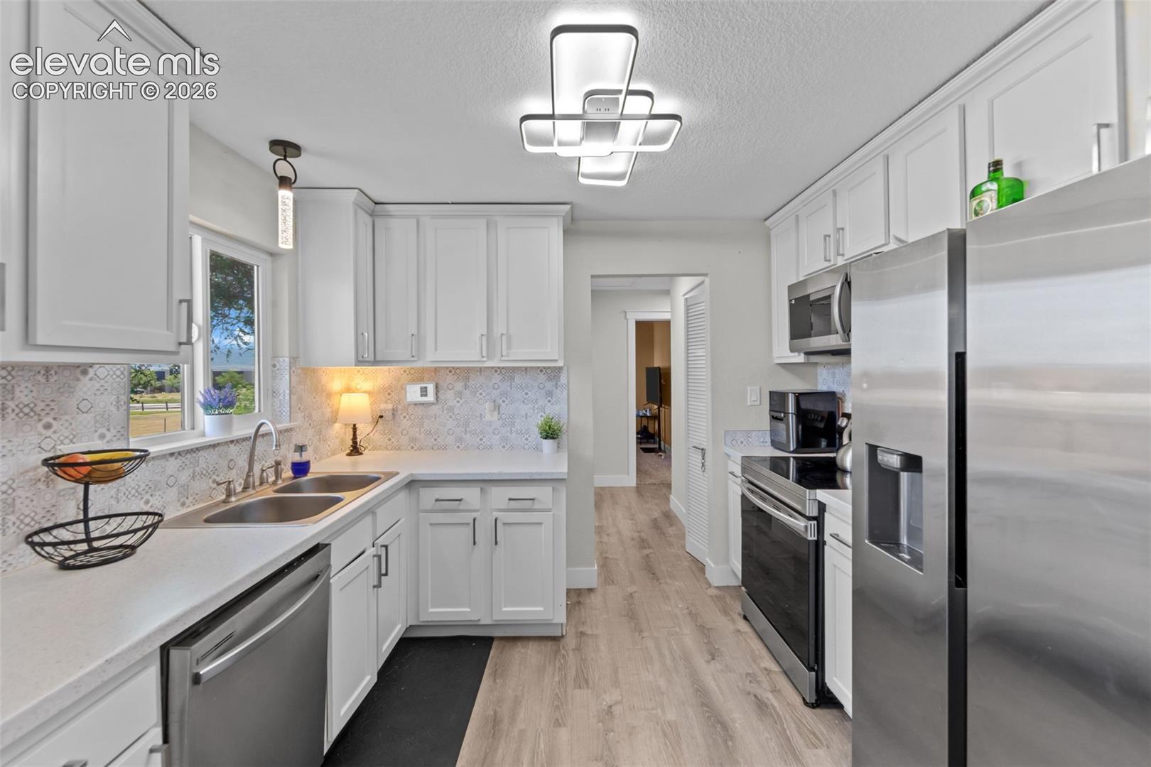 Listing photo 6 for 7503 Fortman Avenue