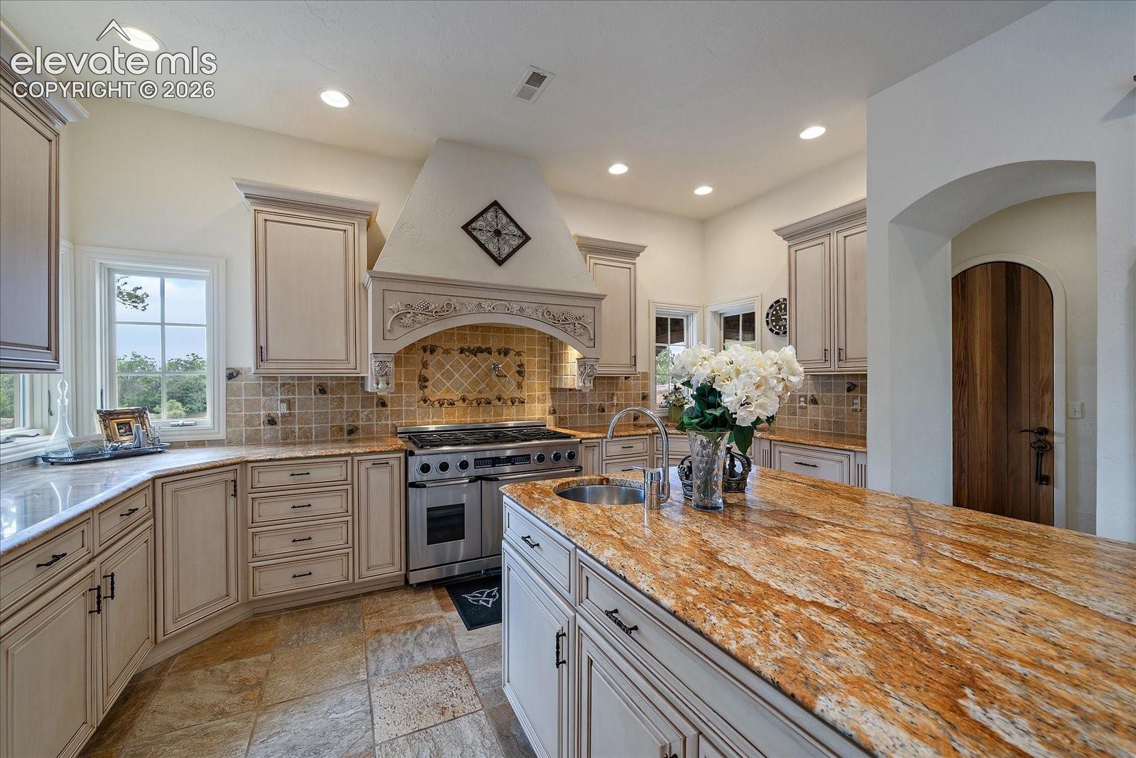 Listing photo 7 for 1175 Castle Pointe Drive