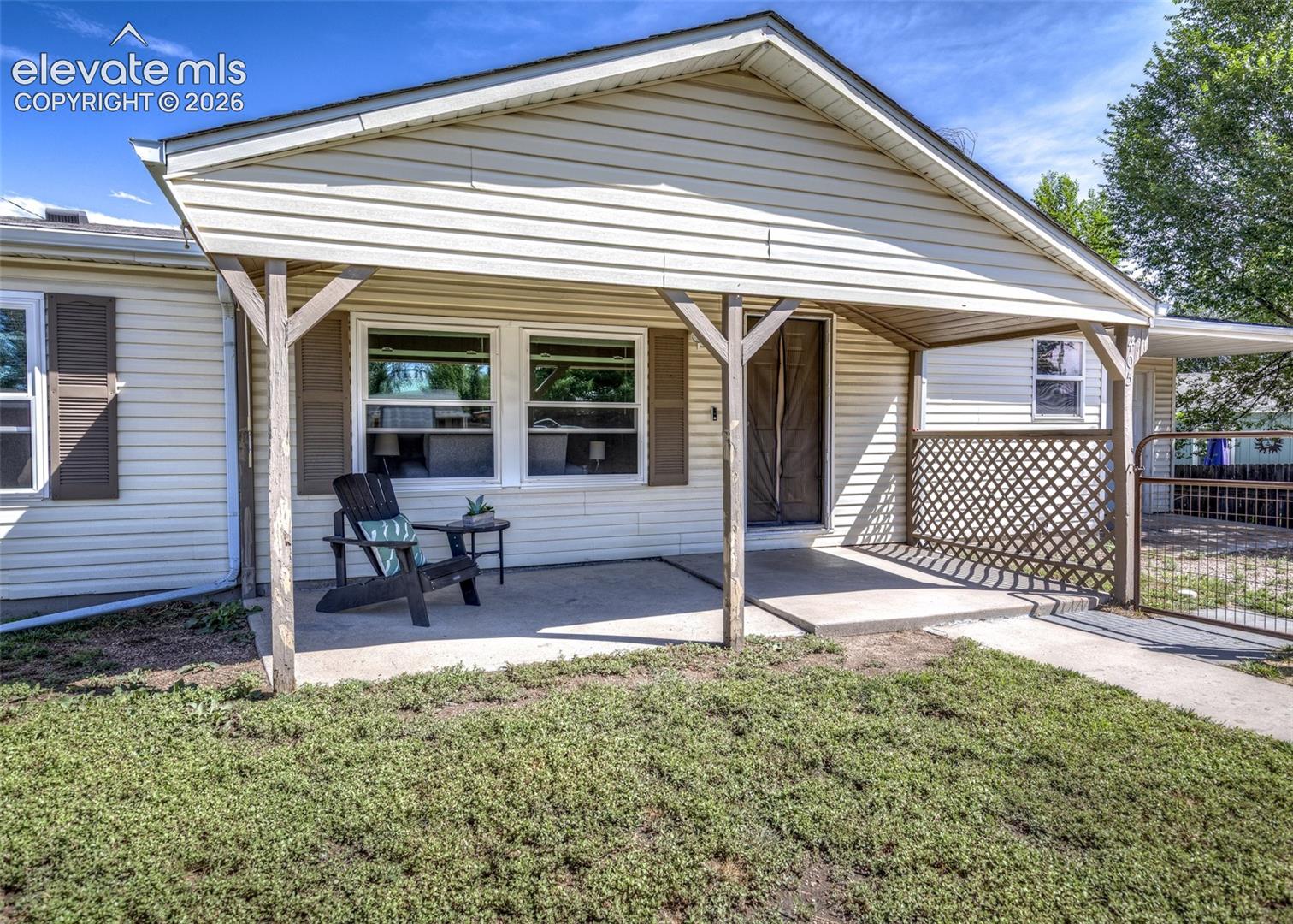 Listing photo 3 for 405 3rd Street