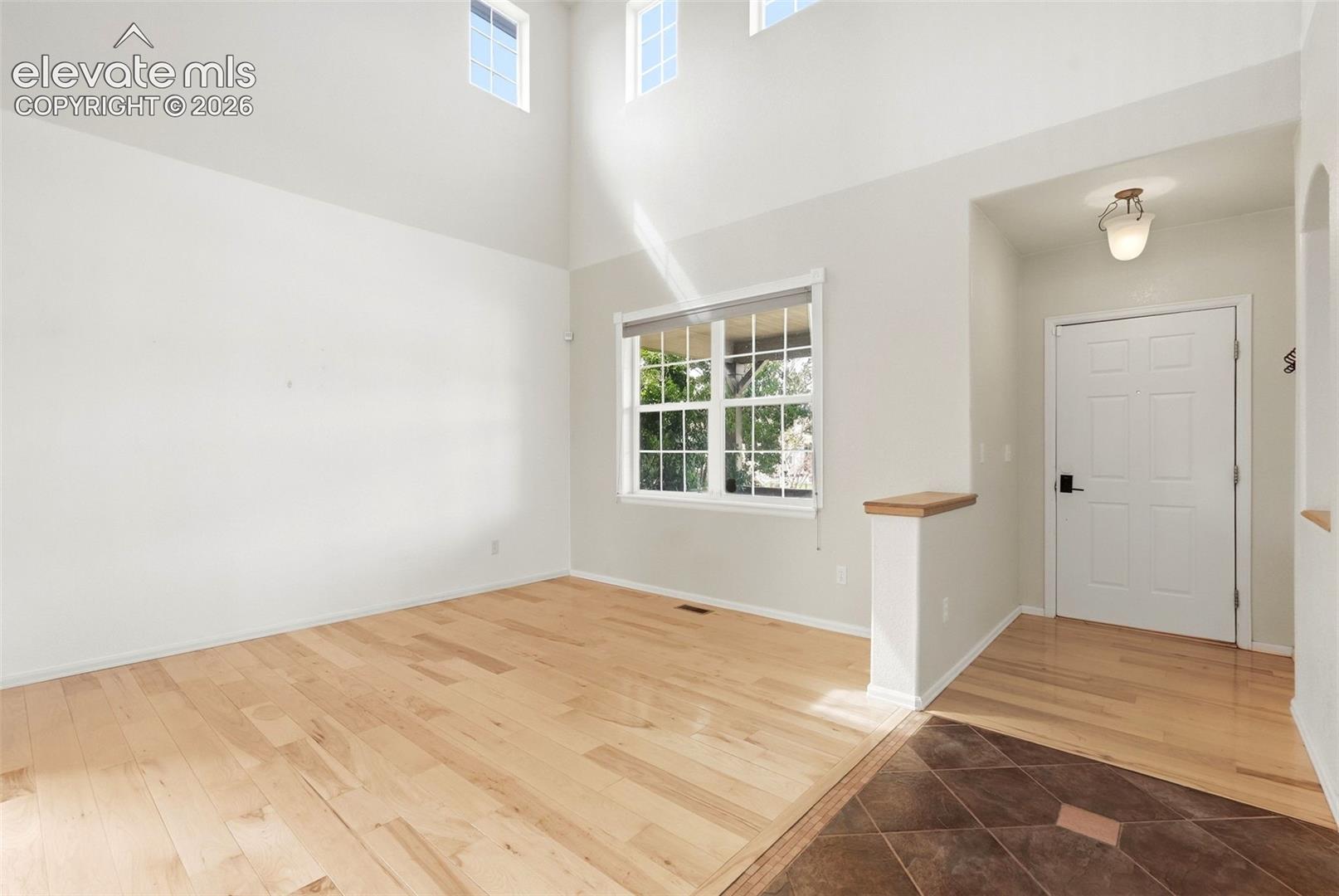 Listing photo 5 for 8931 Oakmont Road