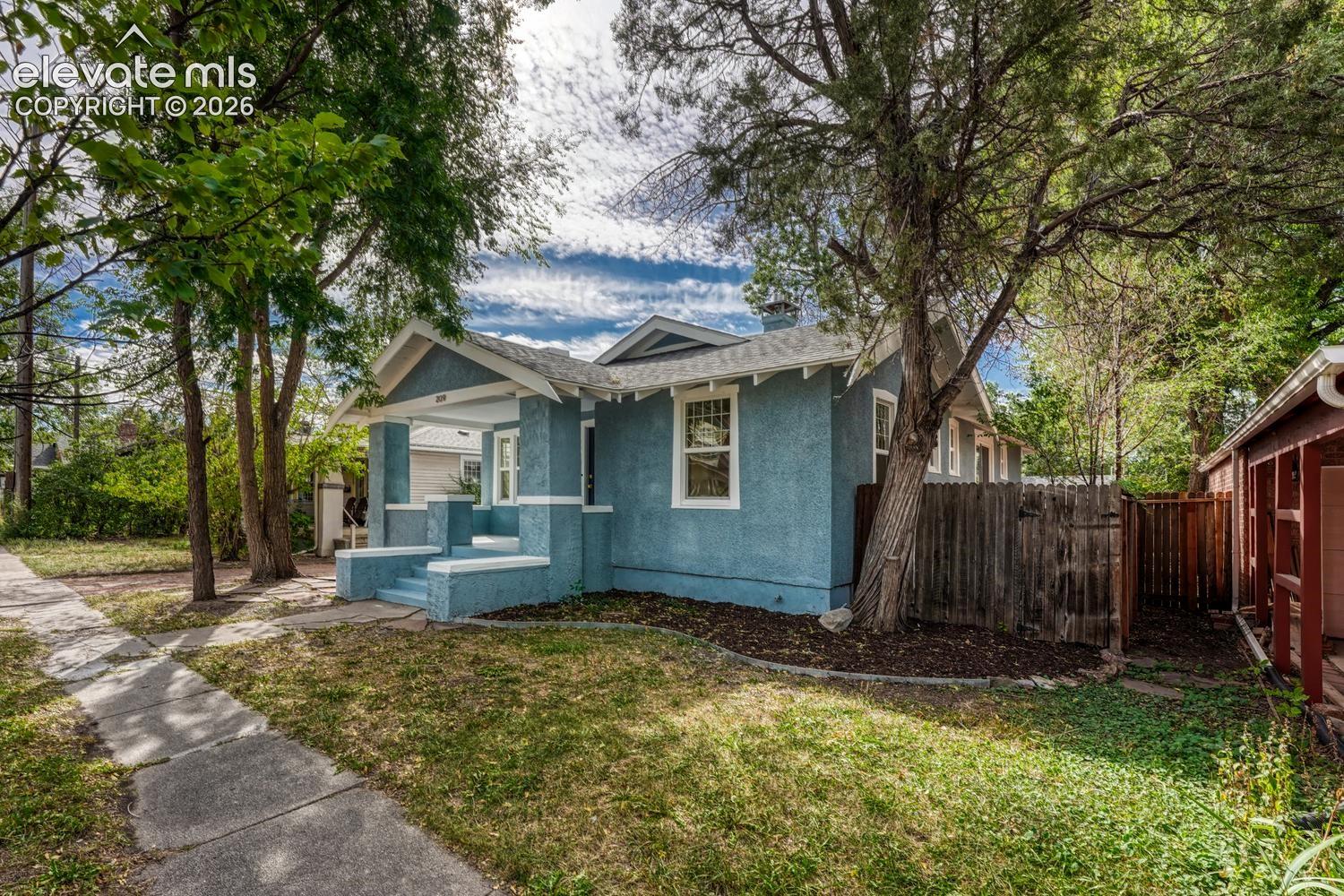Listing photo 3 for 209 E Washington Street