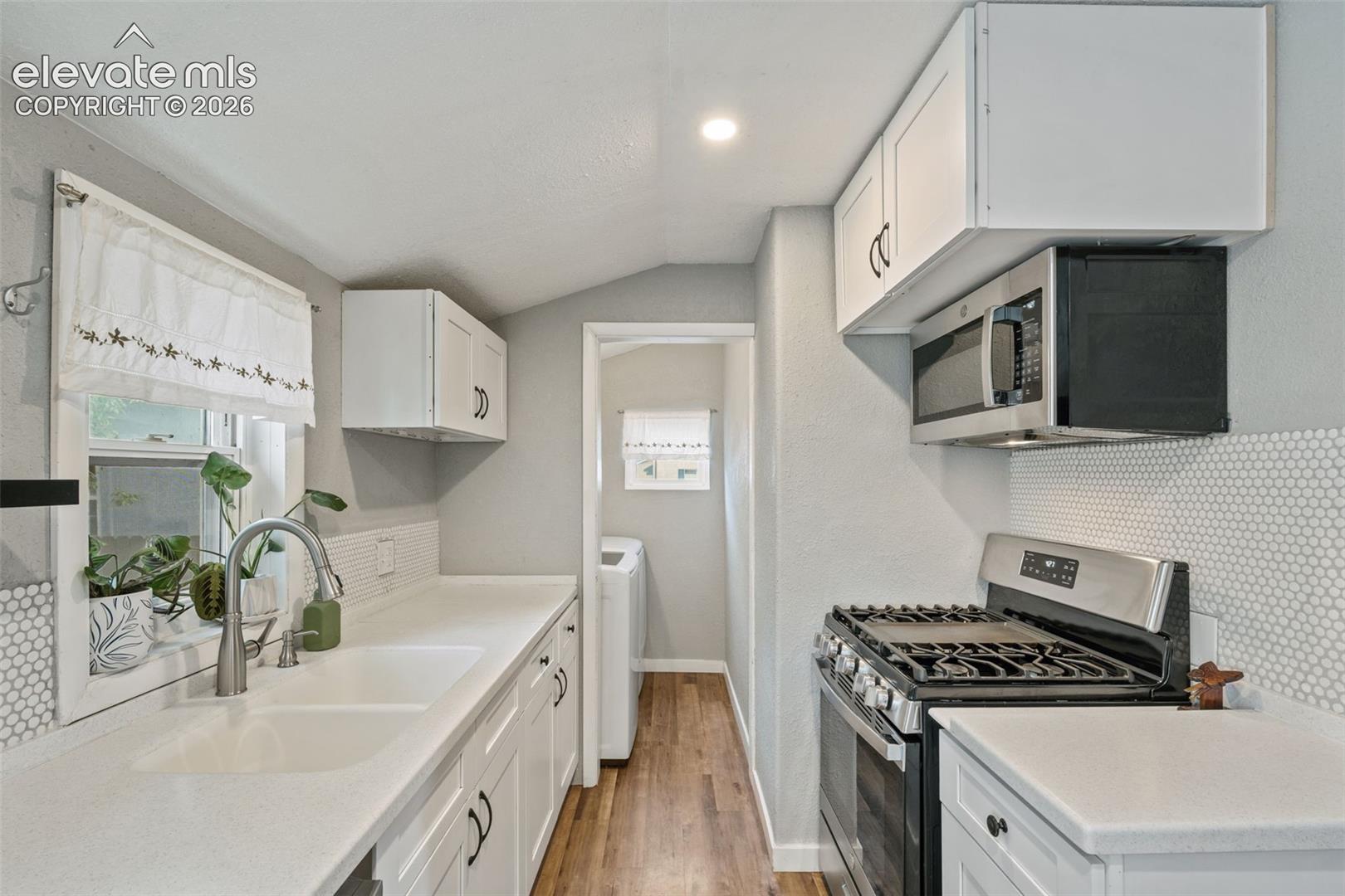 Listing photo 5 for 1726 E Evans Avenue