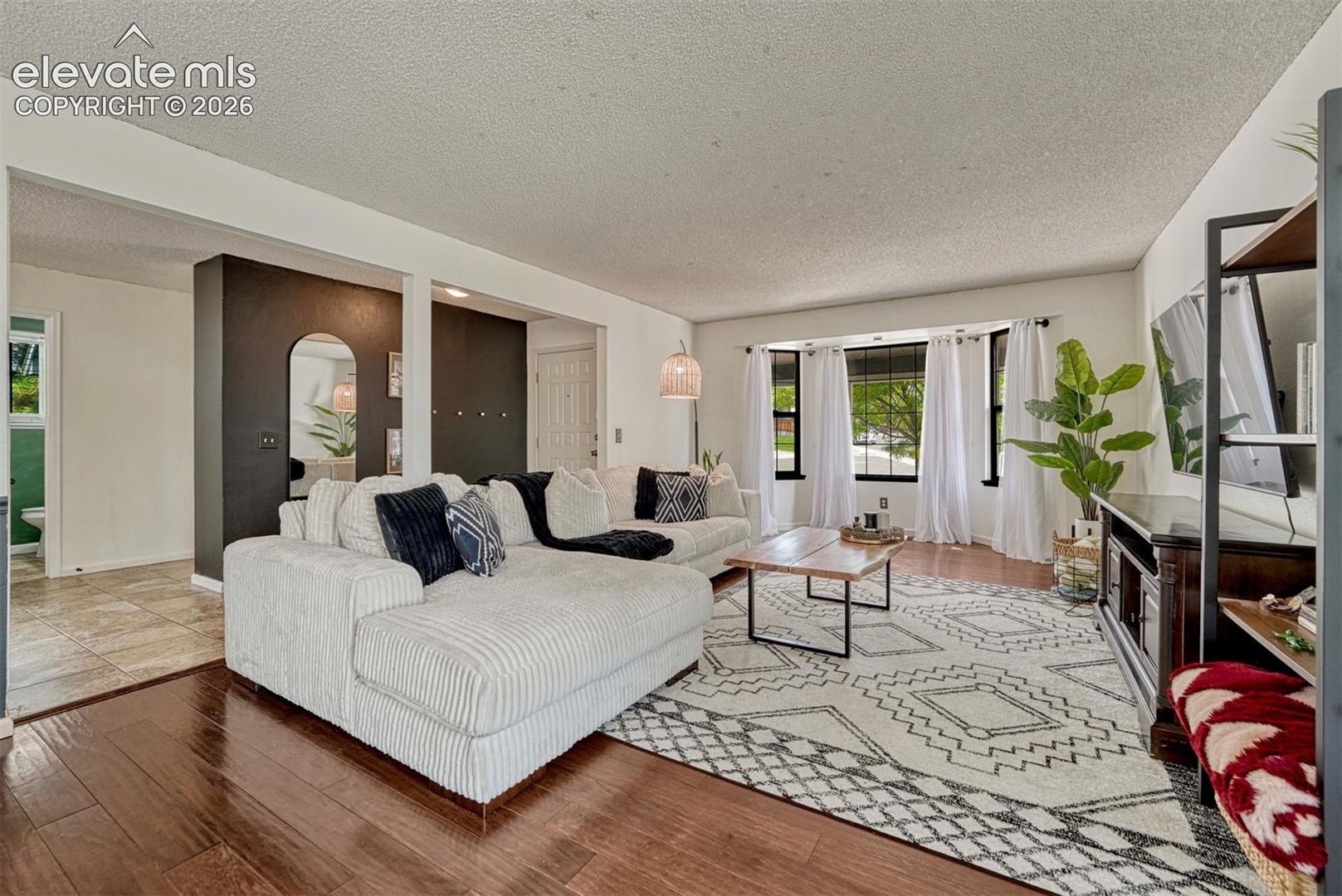 Listing photo 3 for 7510 Hickorywood Drive