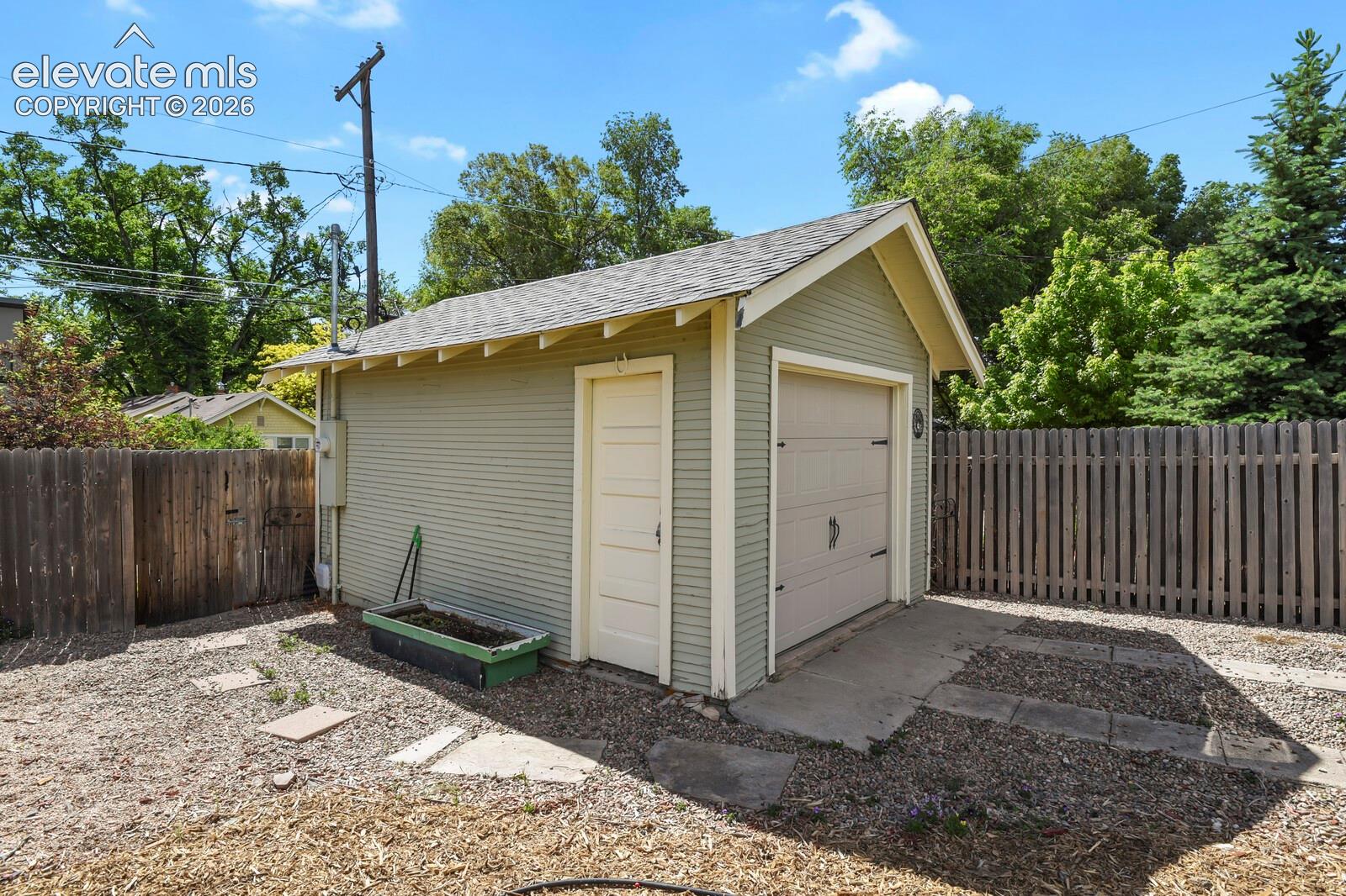 Listing photo 42 for 1507 N El Paso Street
