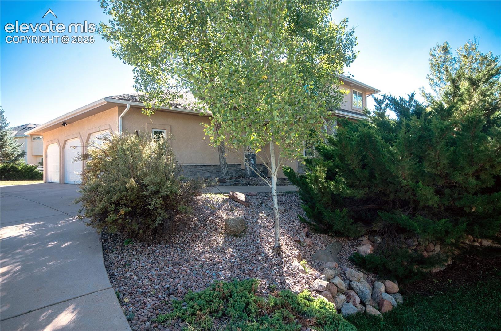 Listing photo 2 for 19558 Fox Trail Way