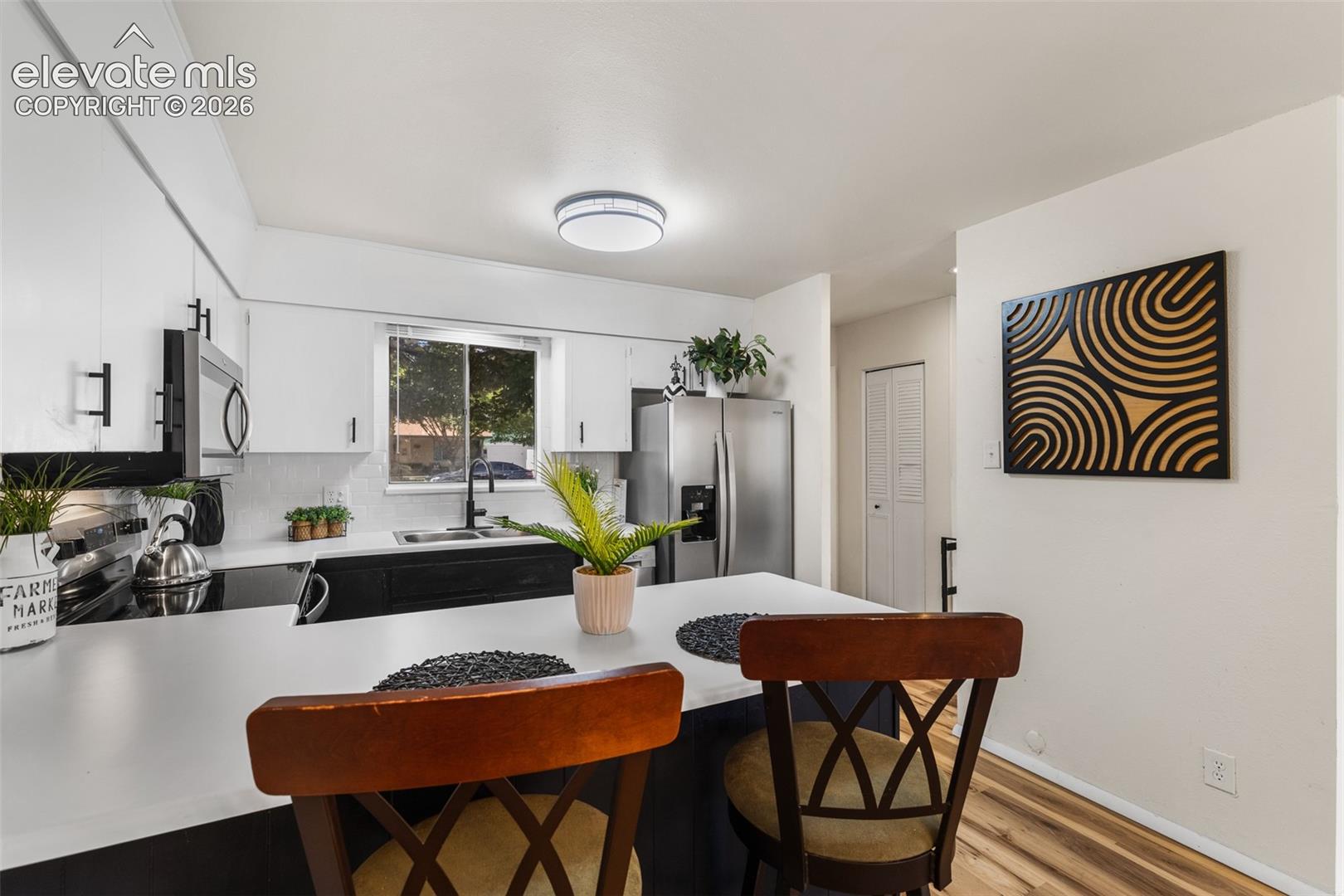Listing photo 10 for 1818 Maplewood Drive