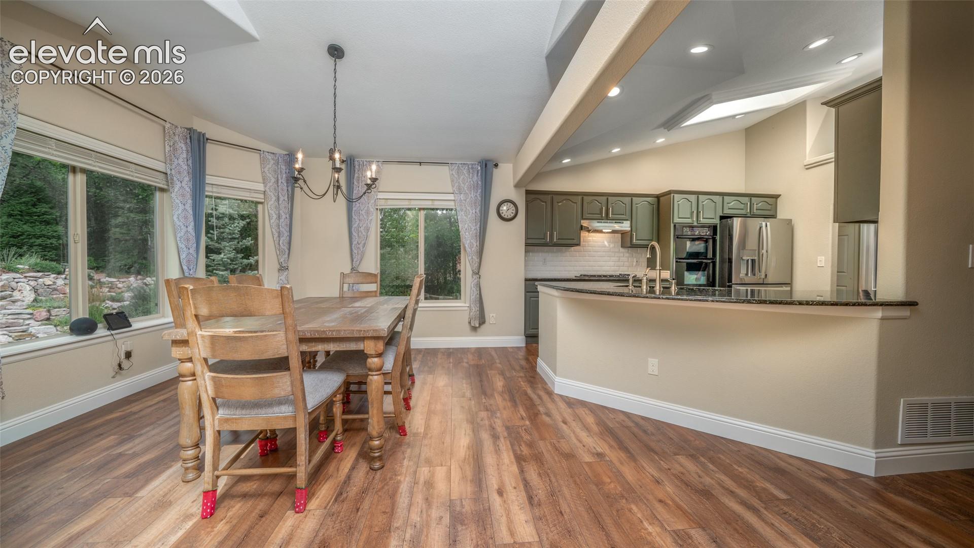 Listing photo 10 for 40 Wuthering Heights Drive