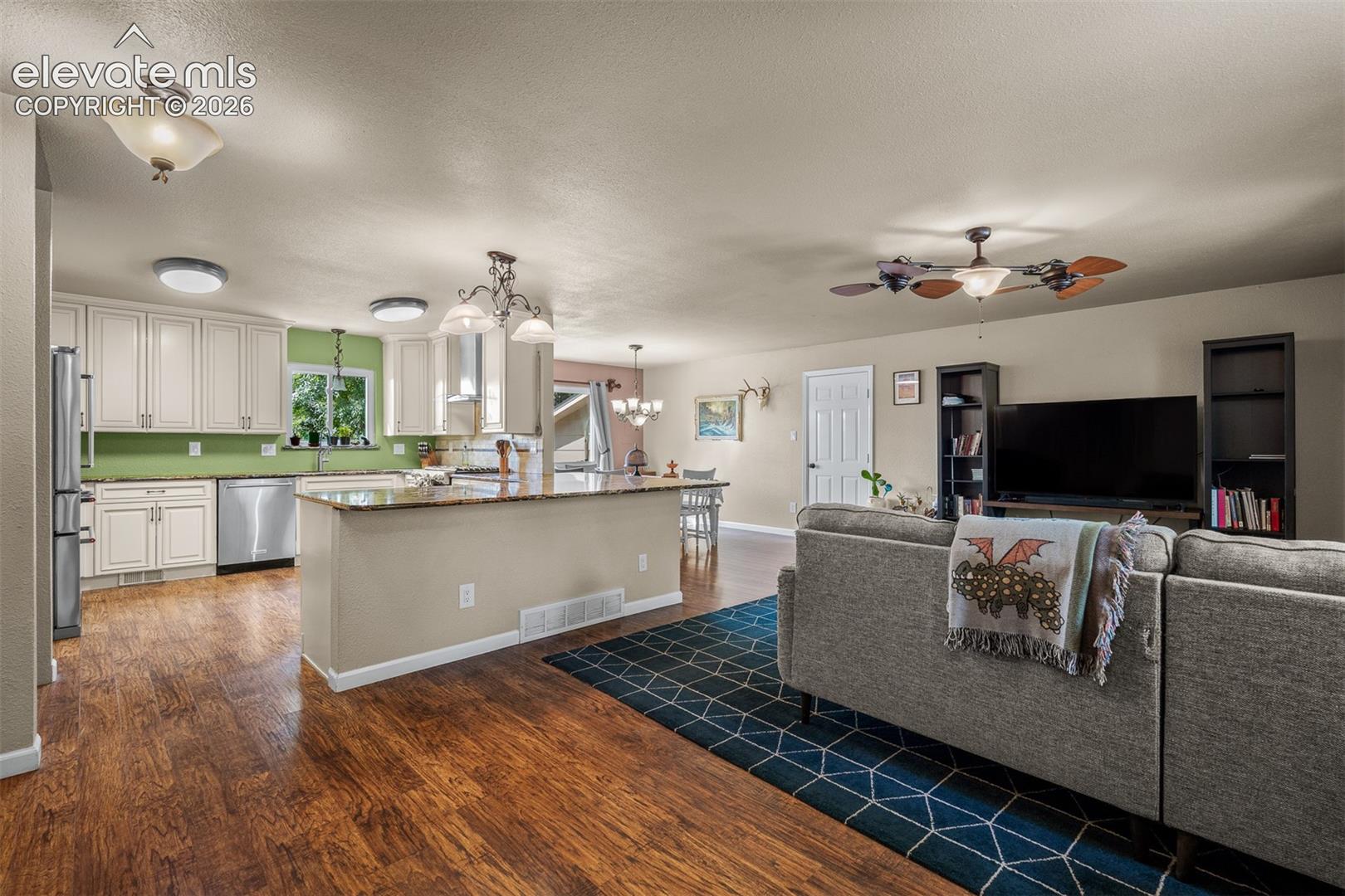 Listing photo 2 for 5119 Constitution Avenue