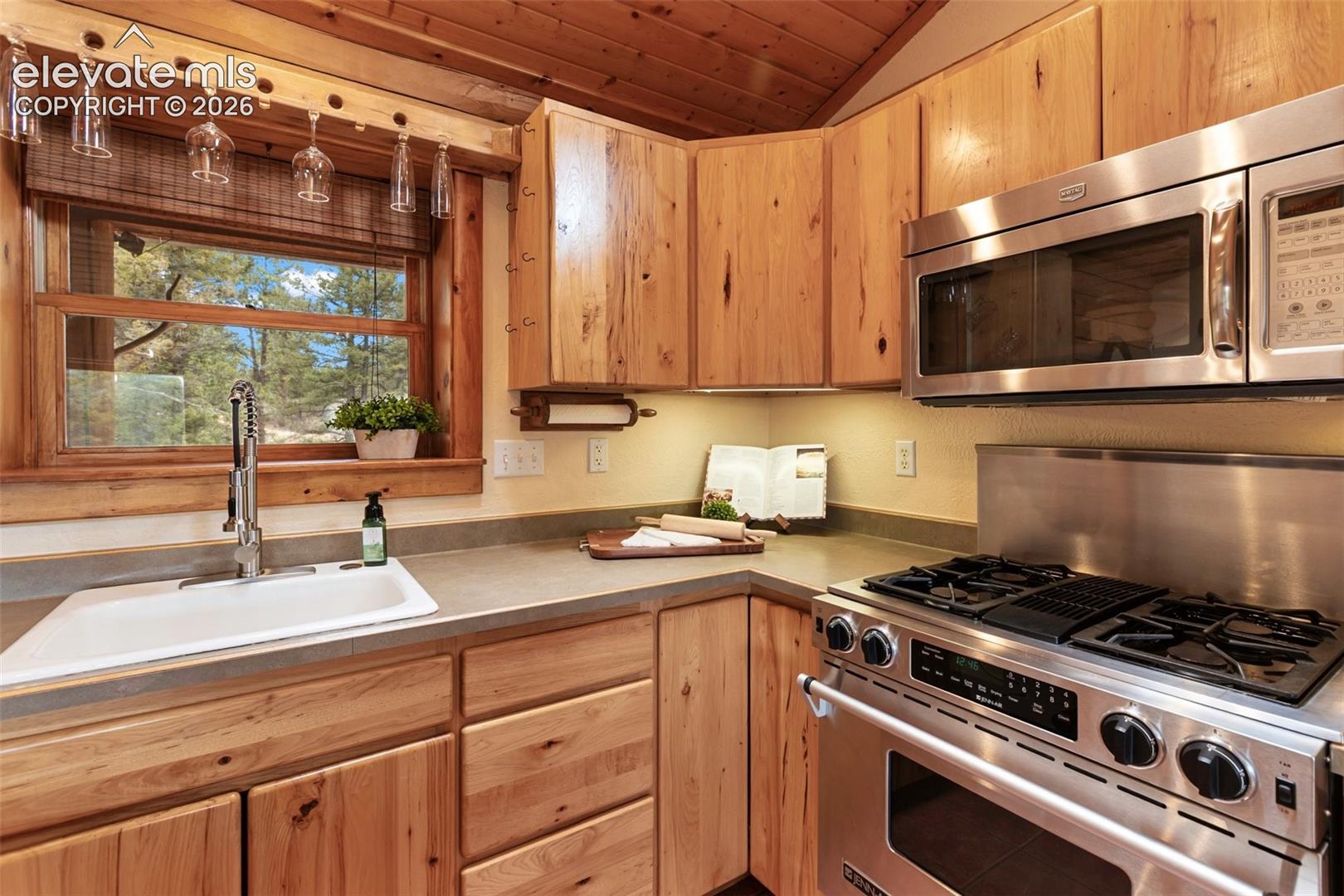 Listing photo 12 for 918 Douglas Fir Drive
