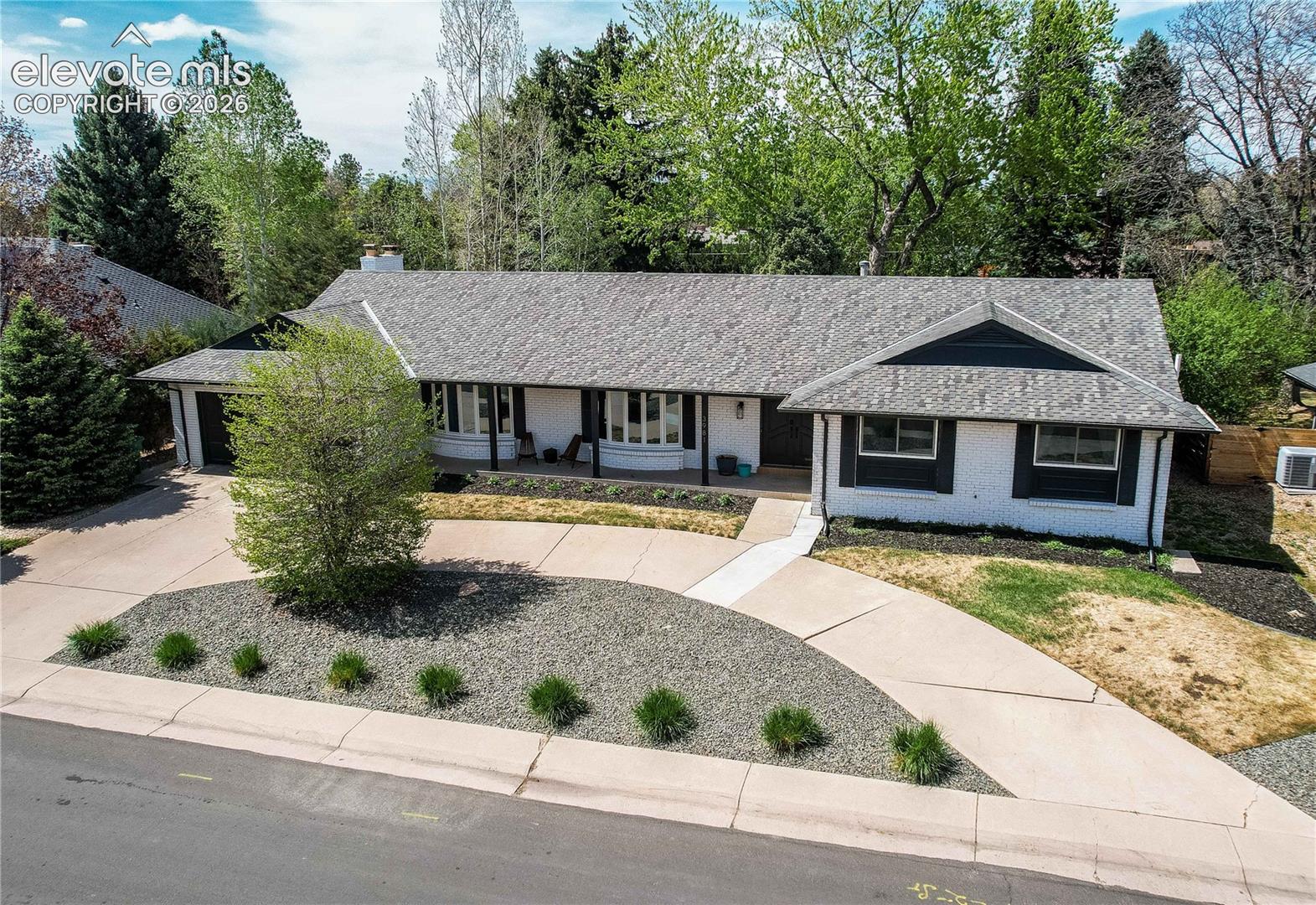 Listing photo 3 for 3981 S Hillcrest Drive
