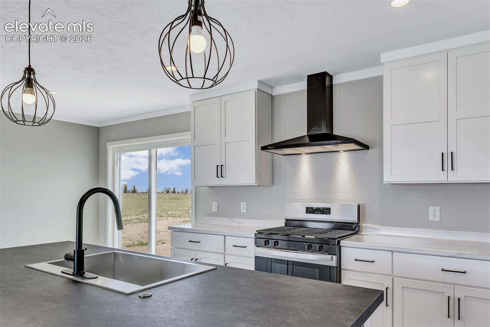 Listing photo 7 for 930 Awesome View