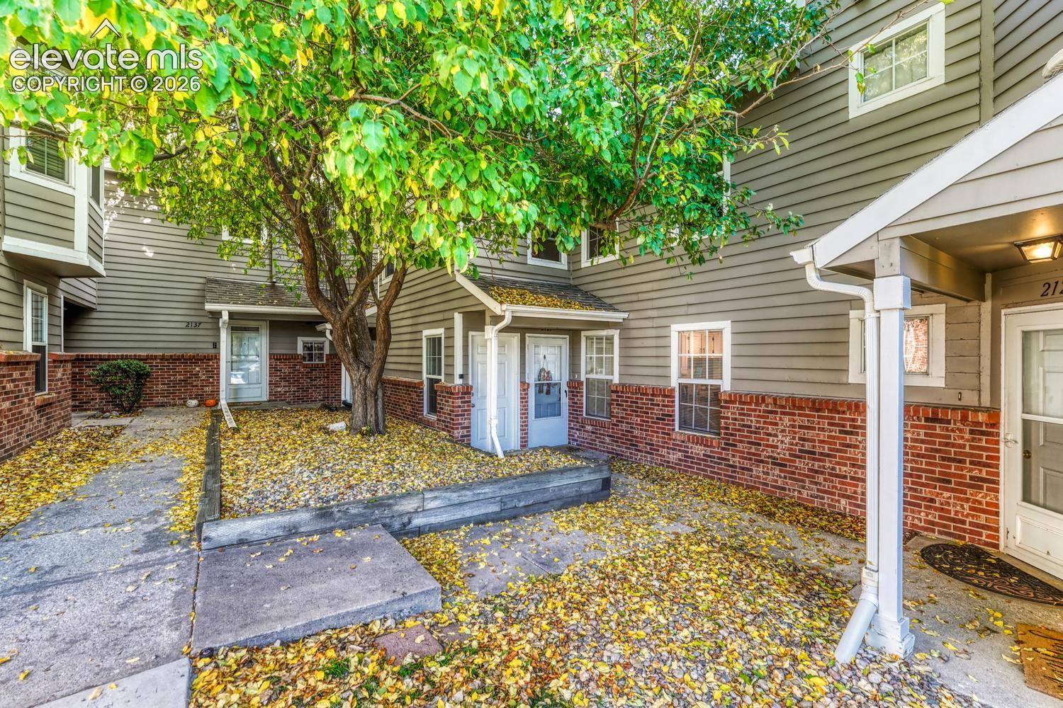 Listing photo 2 for 2121 Troy Court