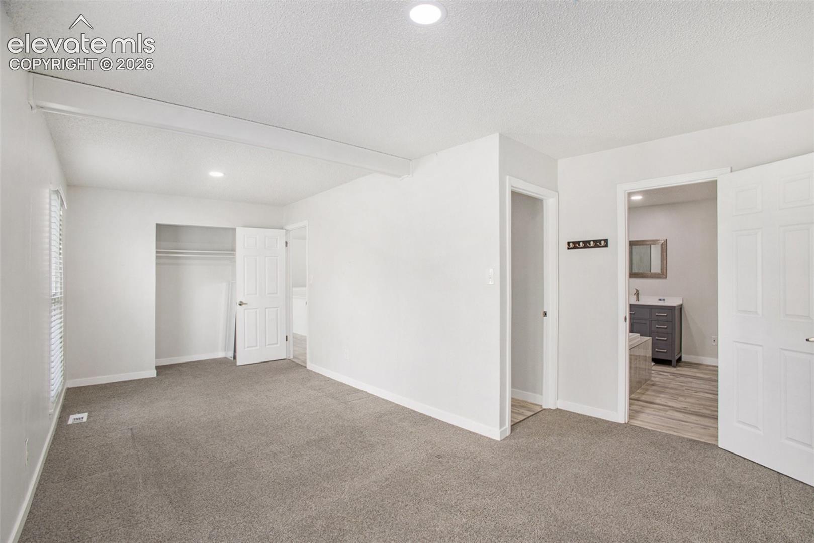 Listing photo 8 for 4087 London Lane