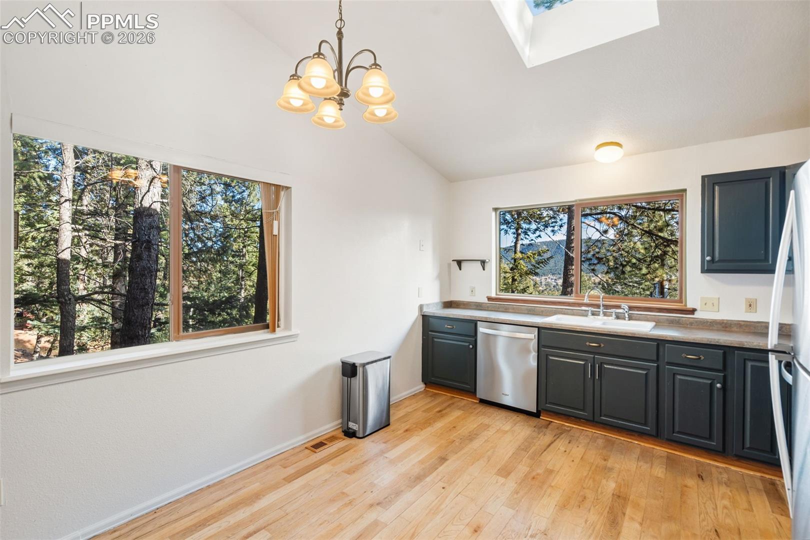 Listing photo 11 for 464 Evergreen Court
