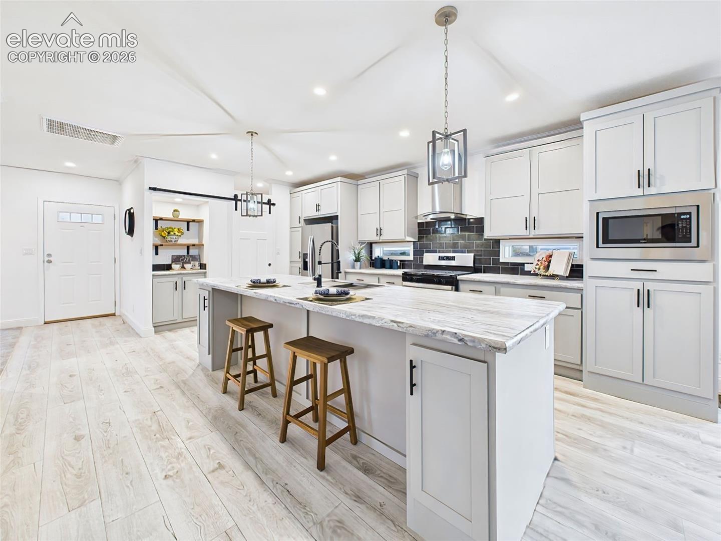 Listing photo 13 for 893 S Greenway Avenue