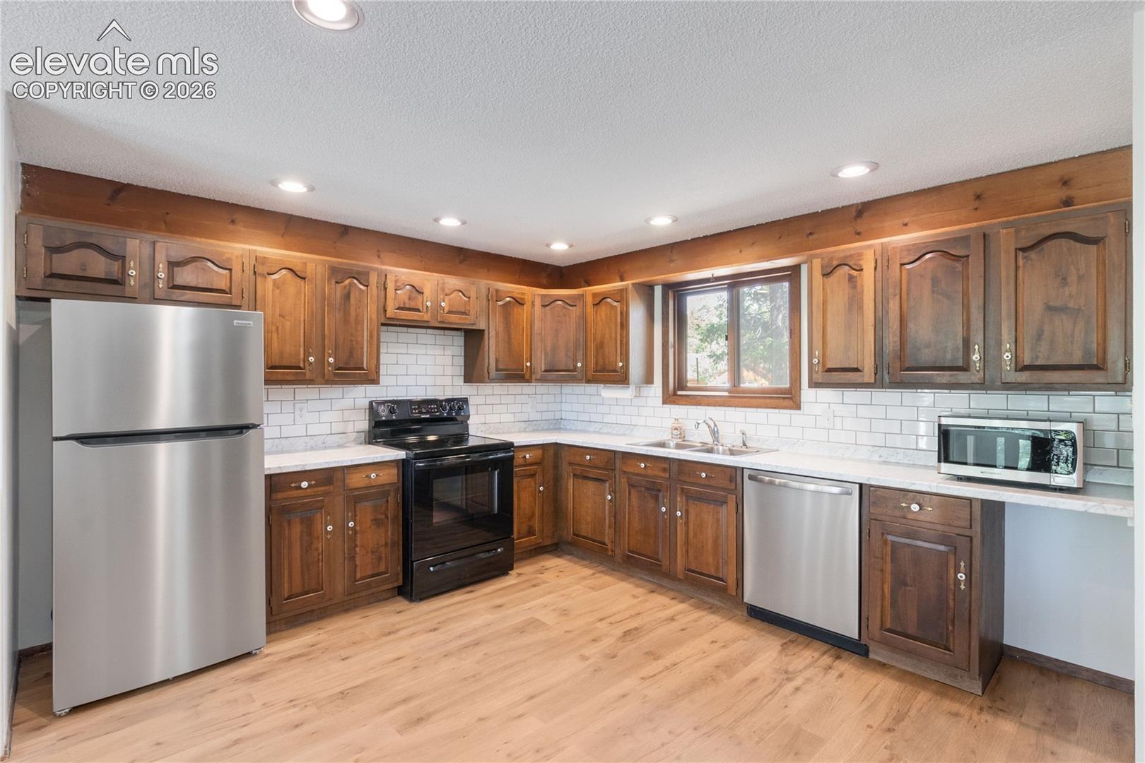 Listing photo 12 for 1257 W Midland Avenue