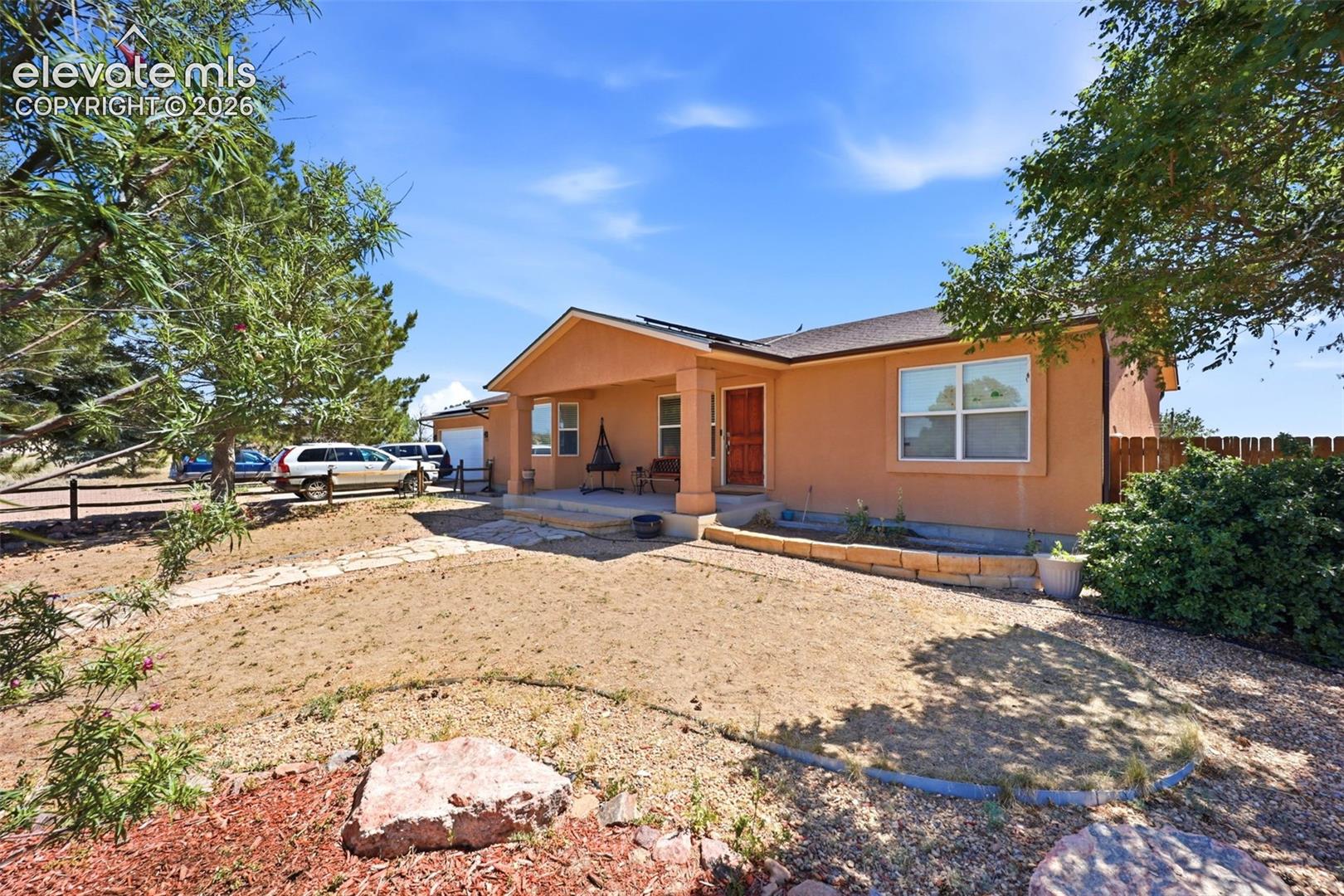 Listing photo 2 for 1286 N Ladonia Drive