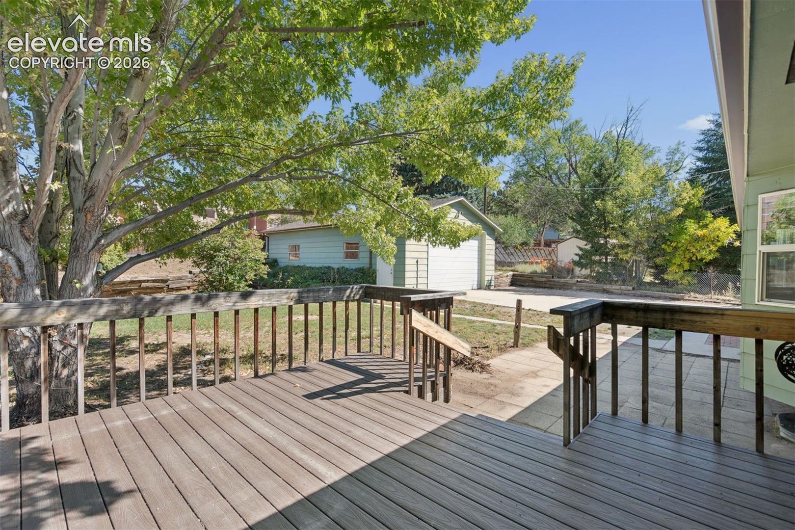 Listing photo 6 for 408 Elmwood Drive
