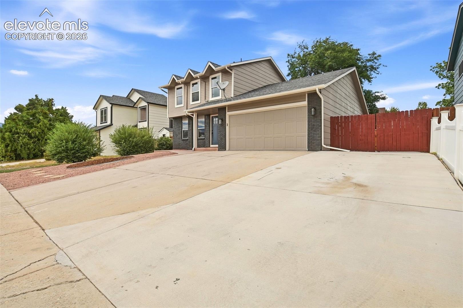 Listing photo 3 for 960 Crandall Drive